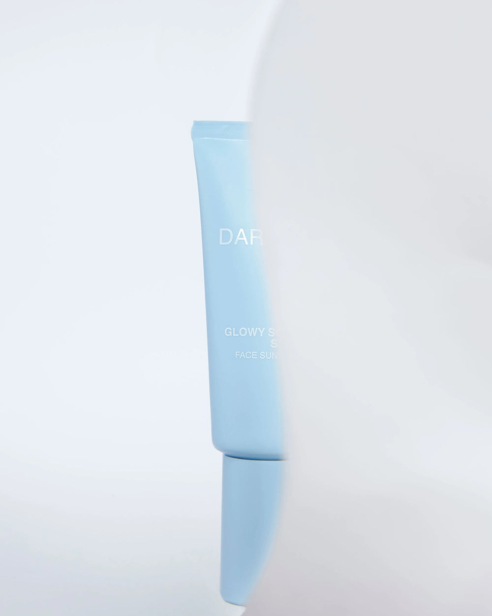 De Darling Glowy Face Cream SPF50 is een luxe, multifunctionele veganistische en dierproefvrije dagcrème met breedspectrum zonbescherming (SPF50) én huidverzorgende eigenschappen. De zijdezachte textuur geeft de huid een subtiele glow zonder vet aan te voelen of witte waas achter te laten, perfect voor dagelijks gebruik.