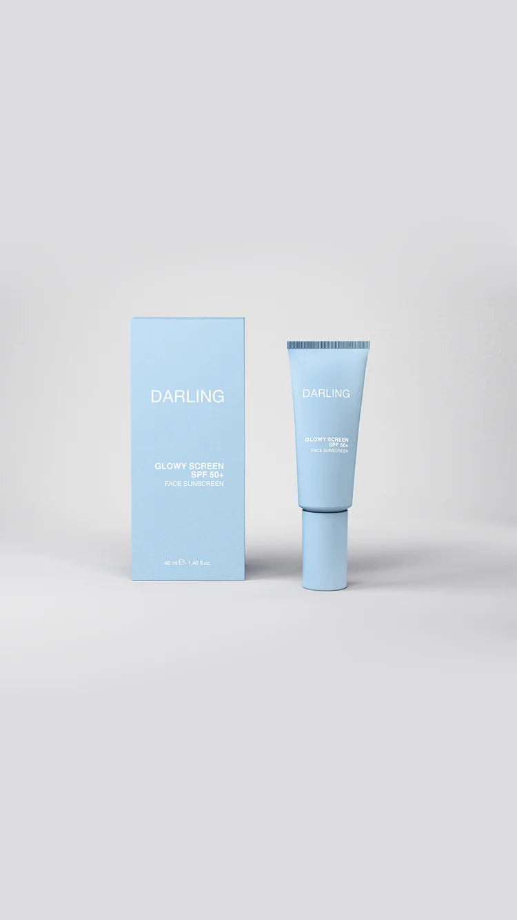 De Darling Glowy Face Cream SPF50 is een luxe, multifunctionele veganistische en dierproefvrije dagcrème met breedspectrum zonbescherming (SPF50) én huidverzorgende eigenschappen. De zijdezachte textuur geeft de huid een subtiele glow zonder vet aan te voelen of witte waas achter te laten, perfect voor dagelijks gebruik.