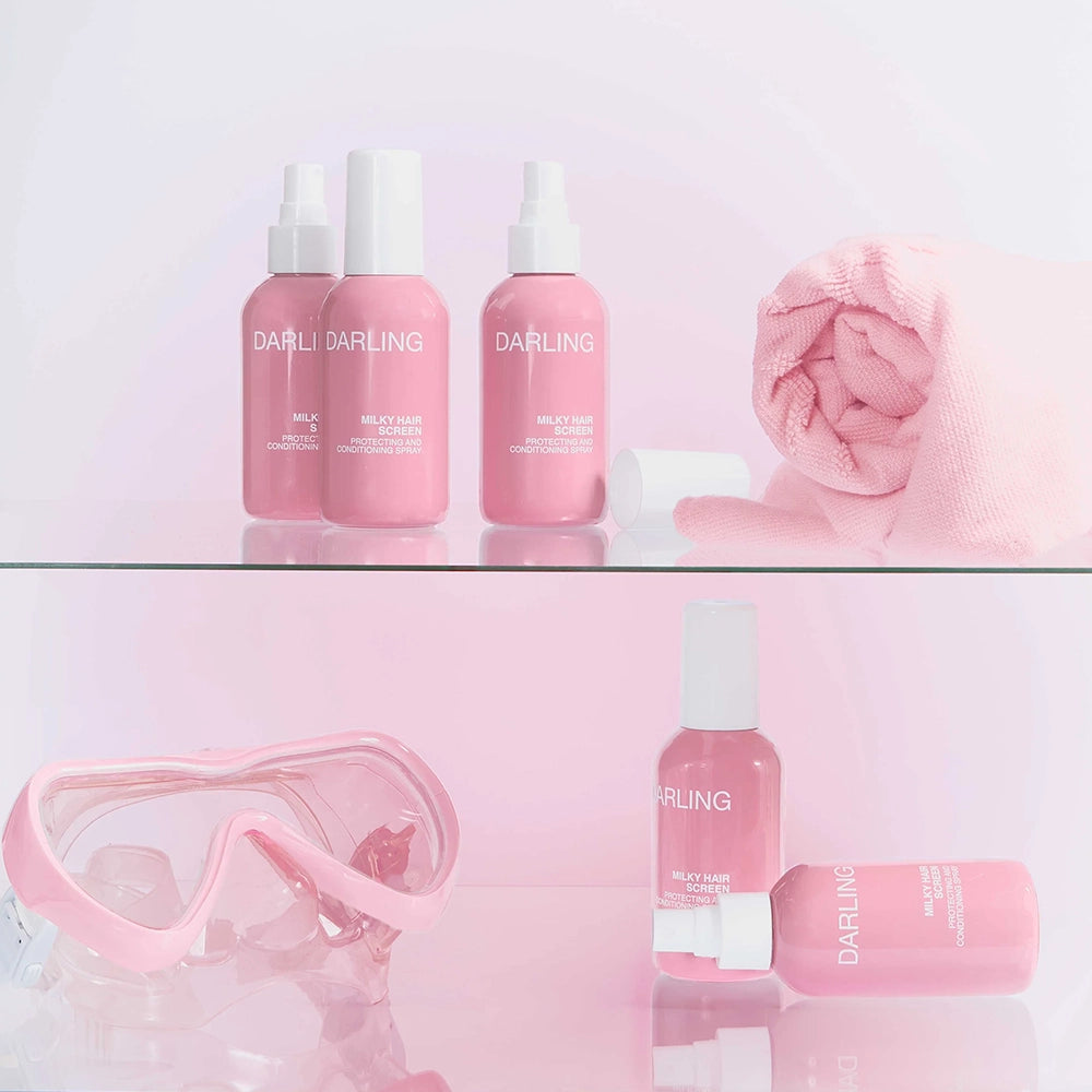 Darling Milky Hair Screen is een beschermende verzorgende vegan en dierproefvrije haarmist met UV-filter die het haar intens verzorgt én beschermt tegen schadelijke invloeden van buitenaf zoals UV-straling, hitte, vervuiling en droogte. Deze multitasker combineert hoogwaardige haarverzorging met next-gen bescherming, zonder het haar te verzwaren.