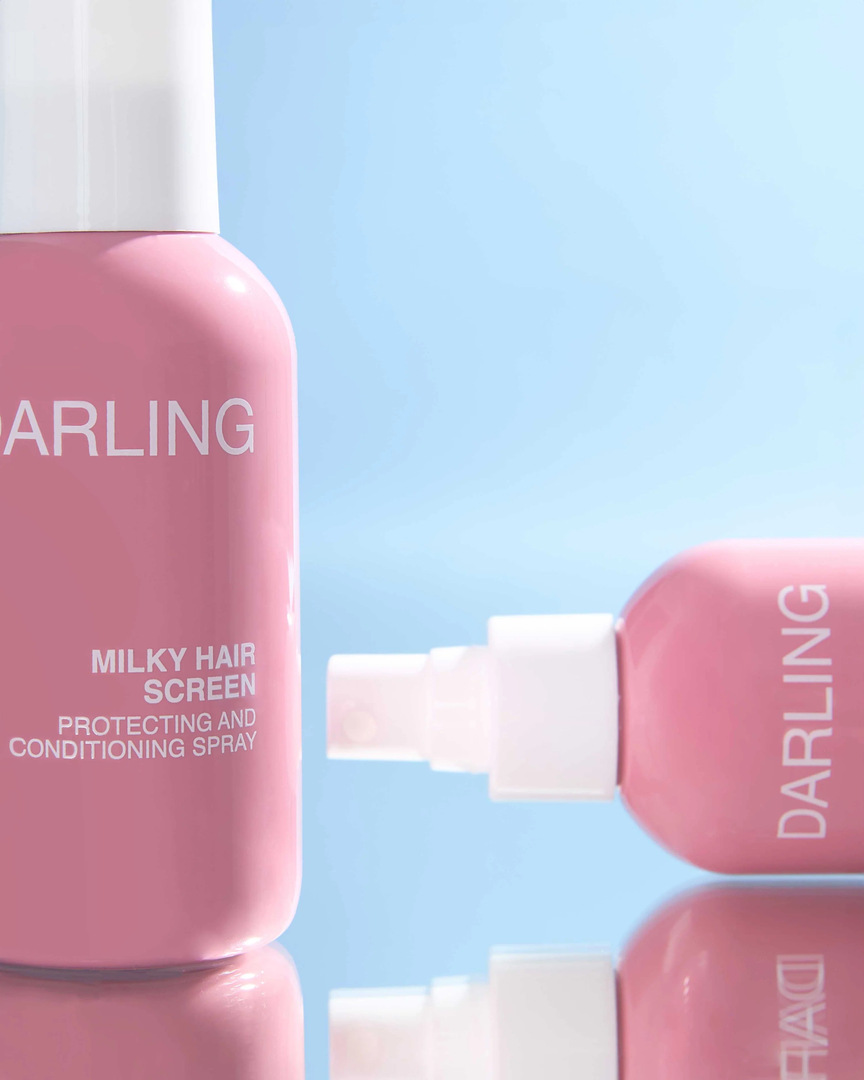 Darling Milky Hair Screen is een beschermende verzorgende vegan en dierproefvrije haarmist met UV-filter die het haar intens verzorgt én beschermt tegen schadelijke invloeden van buitenaf zoals UV-straling, hitte, vervuiling en droogte. Deze multitasker combineert hoogwaardige haarverzorging met next-gen bescherming, zonder het haar te verzwaren.