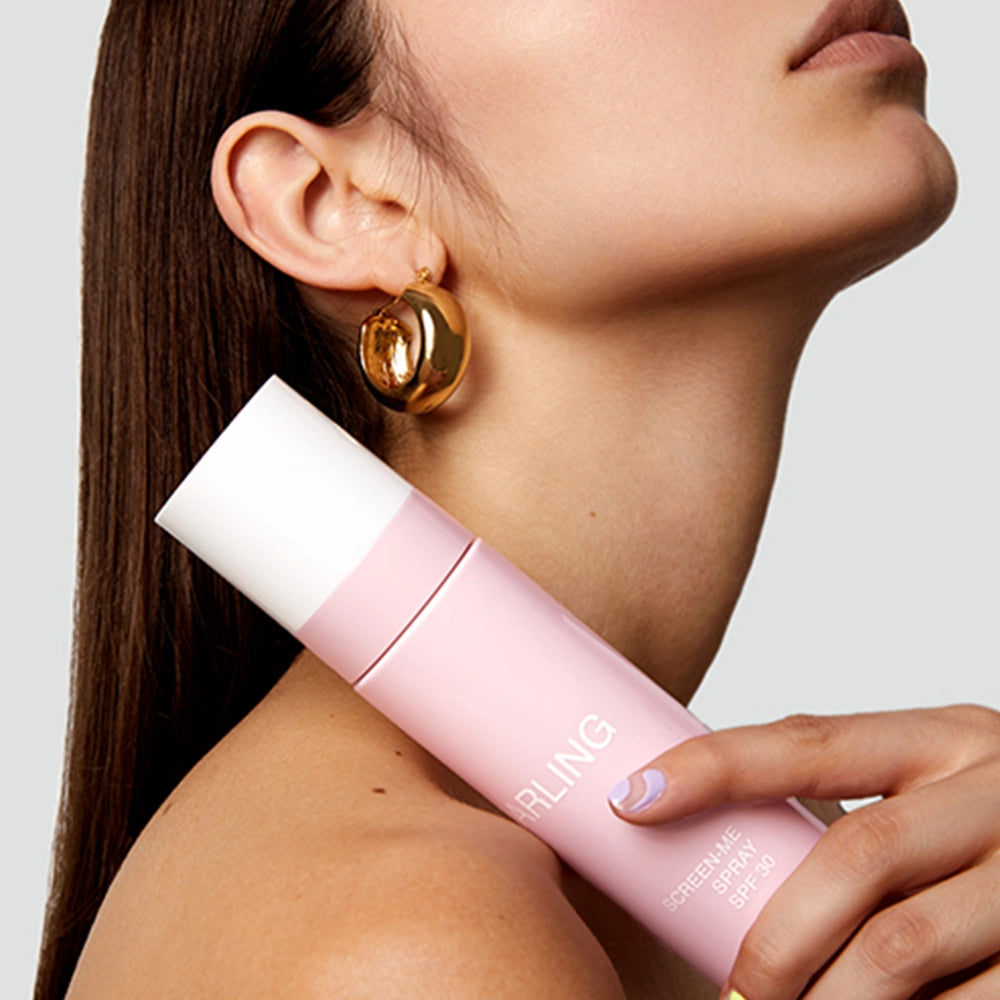 Darling Screen-Me Spray SPF30, een transparante zonbescherming voor Lichaam en Gezicht! Deze ultralichte zonnebrandspray met breedspectrum SPF30 is 100% vegan en oceaanvriendelijk.