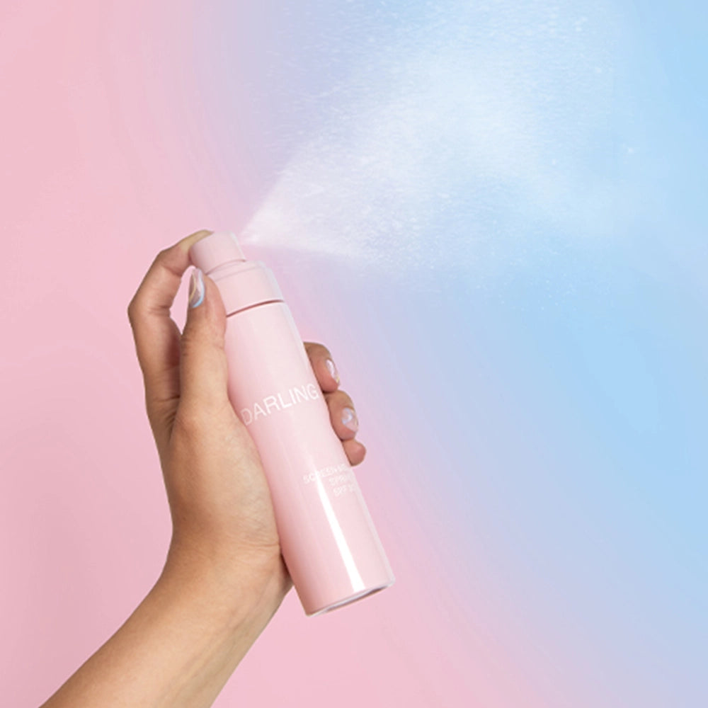 Darling Screen-Me Spray SPF30, een transparante zonbescherming voor Lichaam en Gezicht! Deze ultralichte zonnebrandspray met breedspectrum SPF30 is 100% vegan en oceaanvriendelijk.