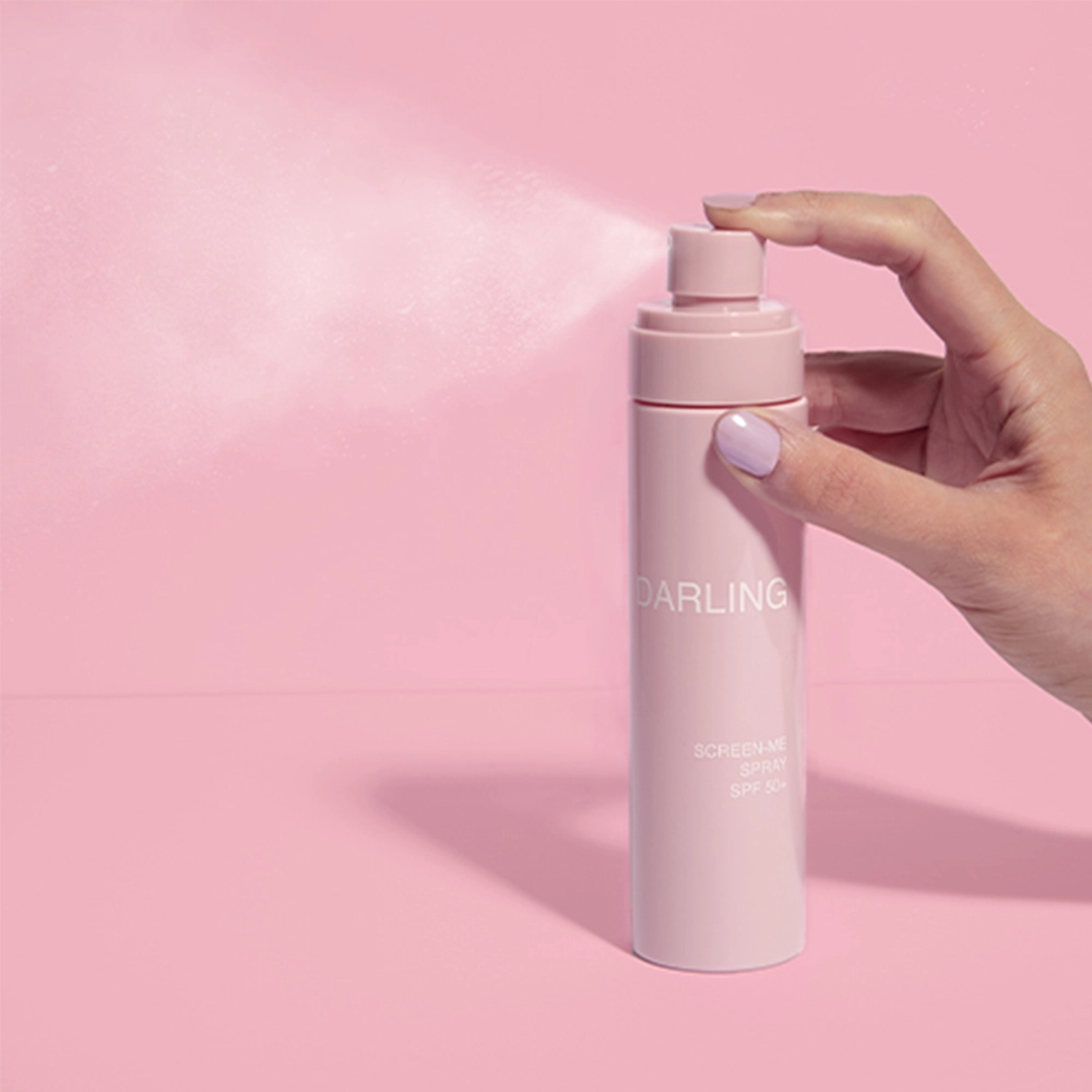 De Darling Screen-Me Spray SPF50 is een geavanceerde, transparante zonnespray die zorgt voor een krachtige SPF50 UVA- en UVB-bescherming, zonder witte waas of plakkerig gevoel. Geheel vegan en dierproefvrij.