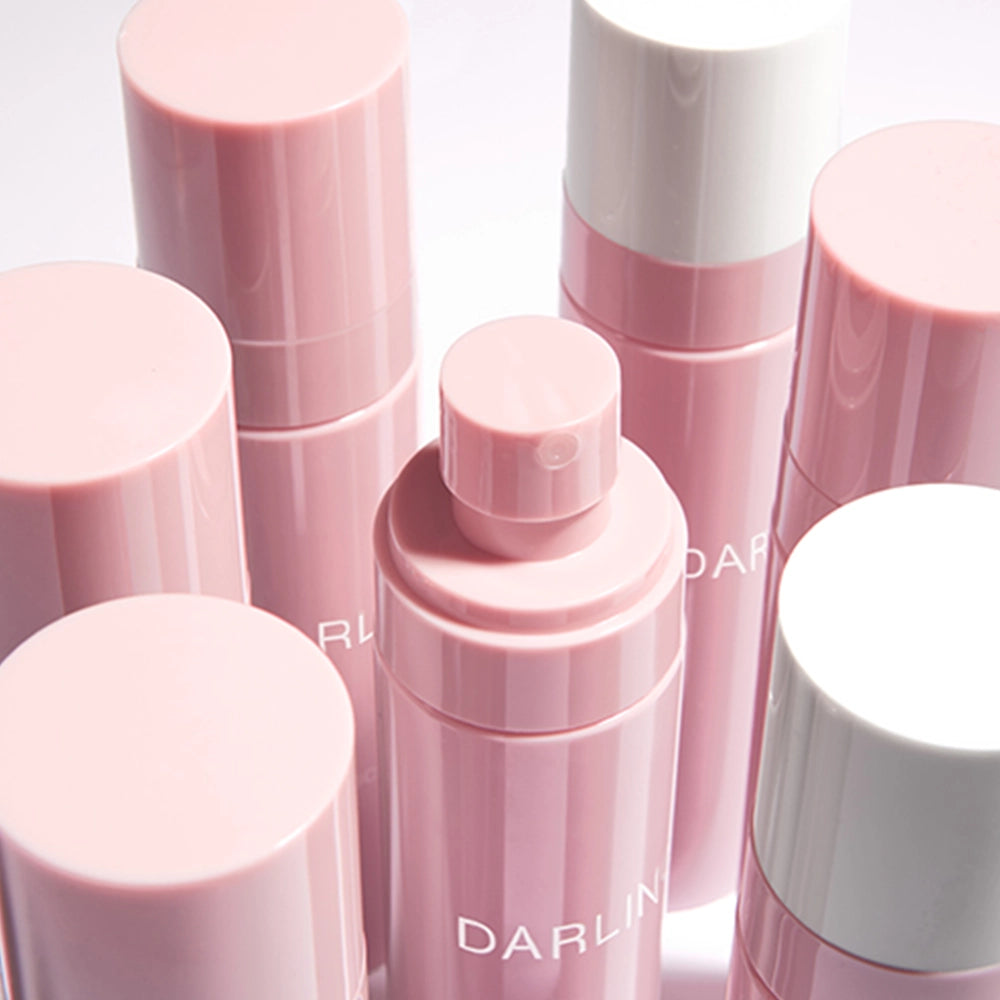 De Darling Screen-Me Spray SPF50 is een geavanceerde, transparante zonnespray die zorgt voor een krachtige SPF50 UVA- en UVB-bescherming, zonder witte waas of plakkerig gevoel. Geheel vegan en dierproefvrij.