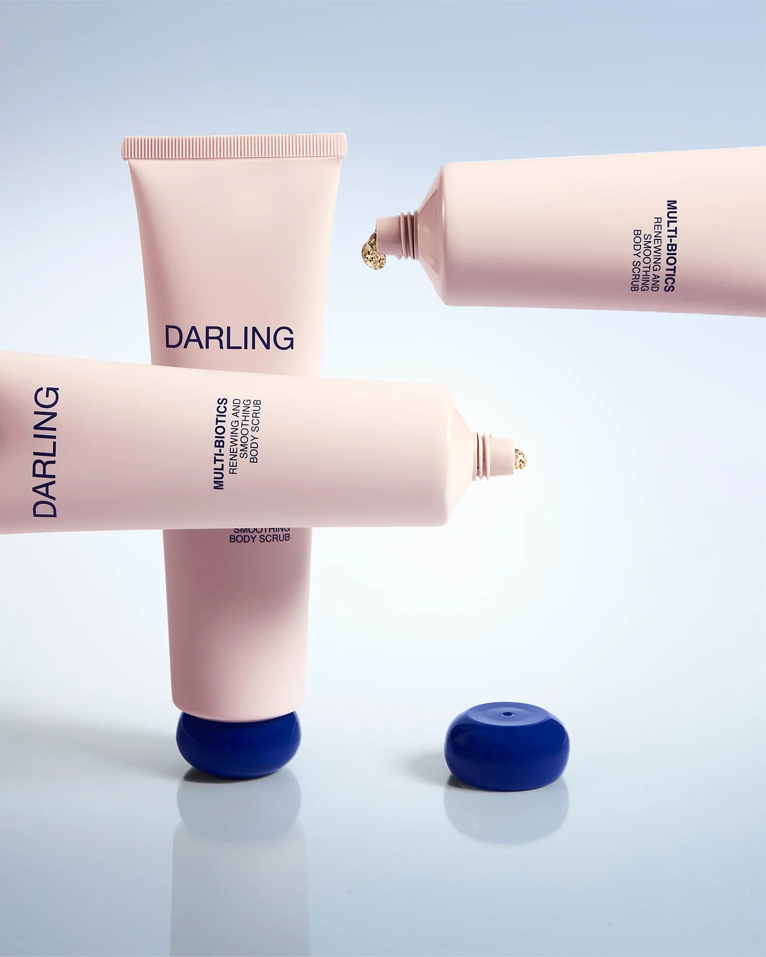 Darling Body Scrub:
Ondersteunt huidmicrobioom met pre- & probiotica voor een gezonde huidbalans
Zachte, maar grondige exfoliatie dankzij ultra-fijne abrikoos- en pumice-deeltjes
Verhoogt gladheid & stralendheid door dode huidcellen te verwijderen
Diepe hydratatie met glycerine voor zijdezacht resultaat
Tijdelijk verfrissende ervaring, geur omhult je in rust en luxe
Geschikt voor alle huidtypes, ook de gevoelige huid
100% vegan & cruelty‑free