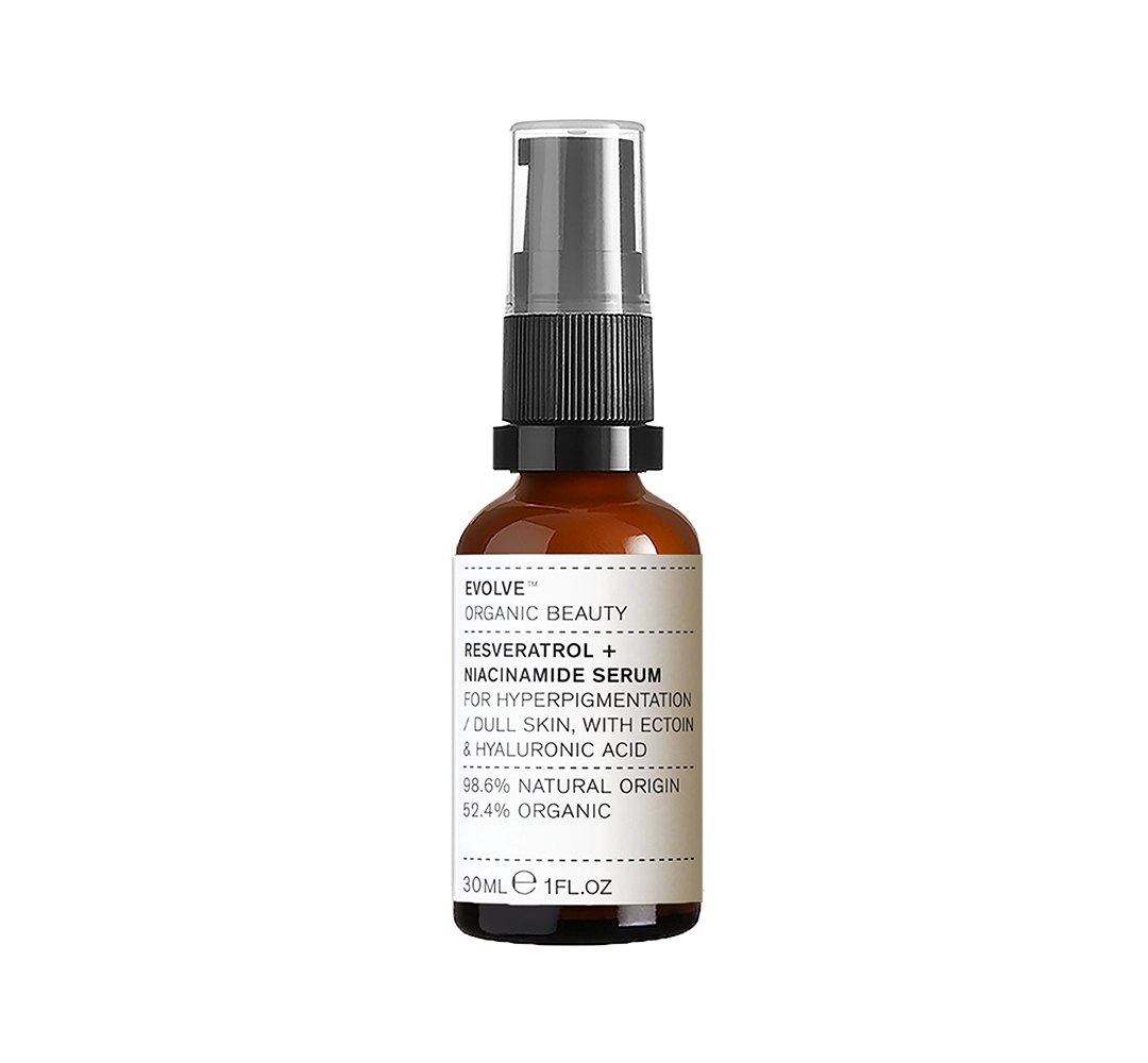 Dit zeer effectieve, lichtroze serum van Evolve Organic Beauty is verrijkt met 3% ingekapselde resveratrol uit de witte moerbei om pigmentvlekken en hyperpigmentatie te minimaliseren. Het wordt ondersteund door 4% natuurlijke Niacinamide om zelfs de bijzonder doffe huid zichtbaar te verhelderen en de huid te laten stralen.