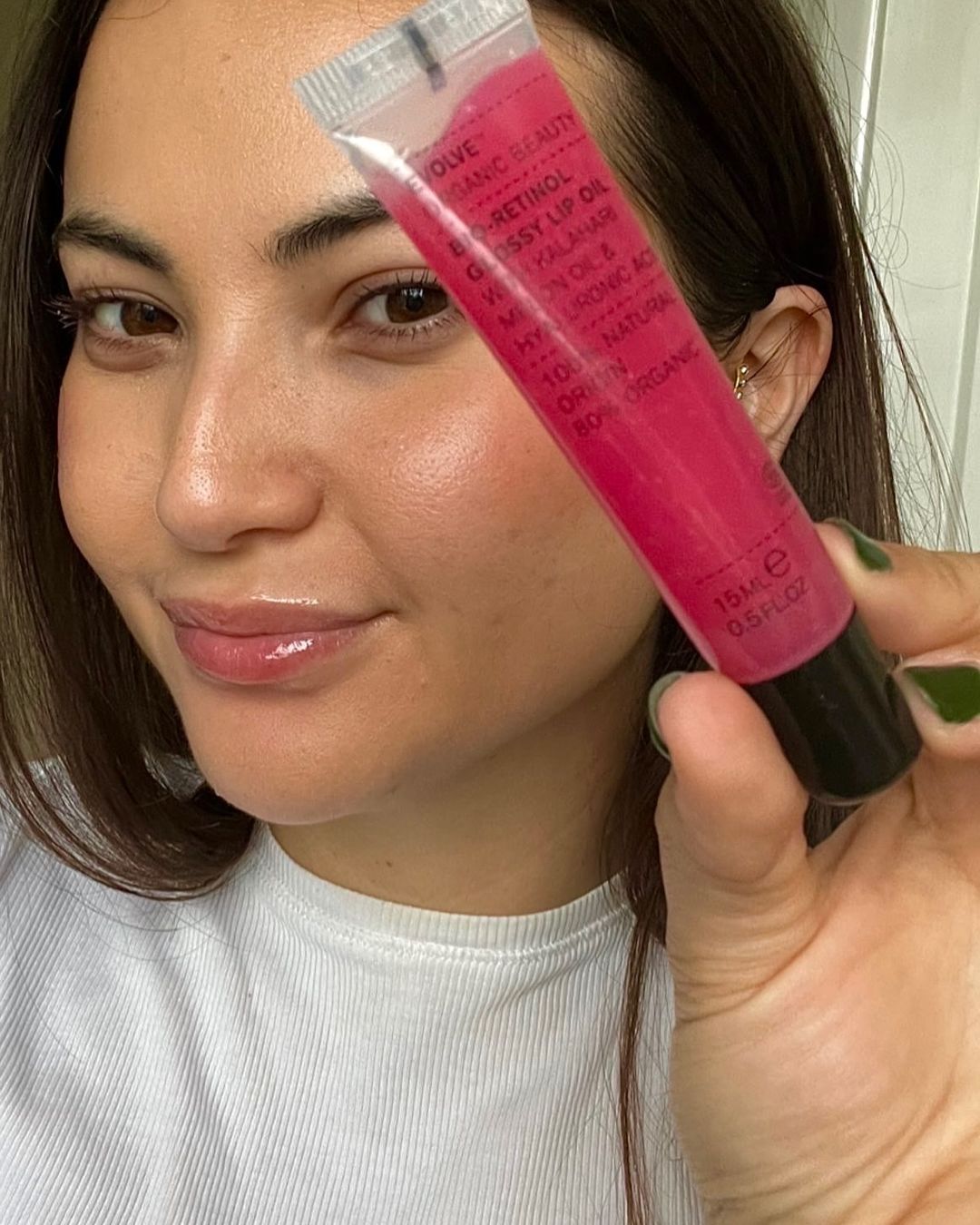 Glanzende lippen met een watermeloenroze tint, verzorgd door Evolve Bio-Retinol Glossy Lip Oil, vegan en dierproefvrij.