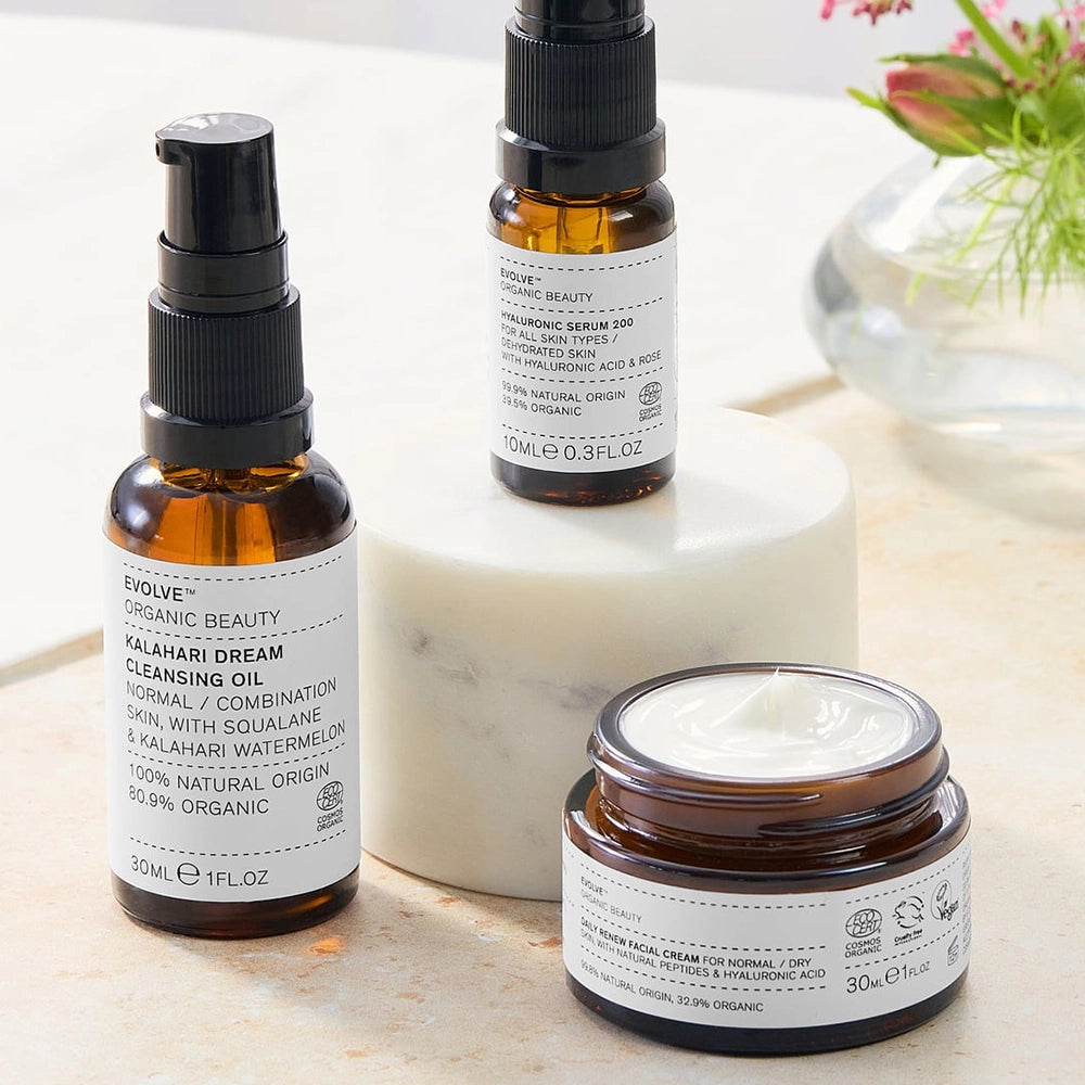 De Daily Dream Hydrating Facial Ritual Set van Evolve Organic Beauty is dé ideale set om je huid intens te hydrateren, verzachten en beschermen met 100% natuurlijke, biologische én vegan ingrediënten. Deze luxe set bevat drie bestsellers in handige formaten en is perfect voor wie wil kennismaken met clean beauty of op zoek is naar een verzorgende travel set.