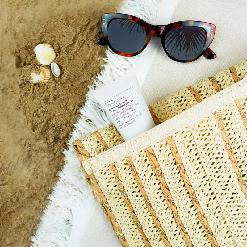 De formule bevat natuurlijke, high-tech anti-veroudert actieve stoffen zoals rode bessen stamcellen die rijk zijn aan polyfenolen en hyaluronzuur. Mineralen, koraalveilig, en niet-nano-zinkoxide bieden zonbescherming voor een stralende en frisse afwerking.