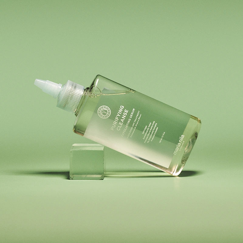 Maria Nila Purifying Cleanse Exfoliating Serum, een 10-minuten behandeling die jouw hoofdhuid exfolieert en reinigt terwijl het vochtgehalte behouden blijft. 