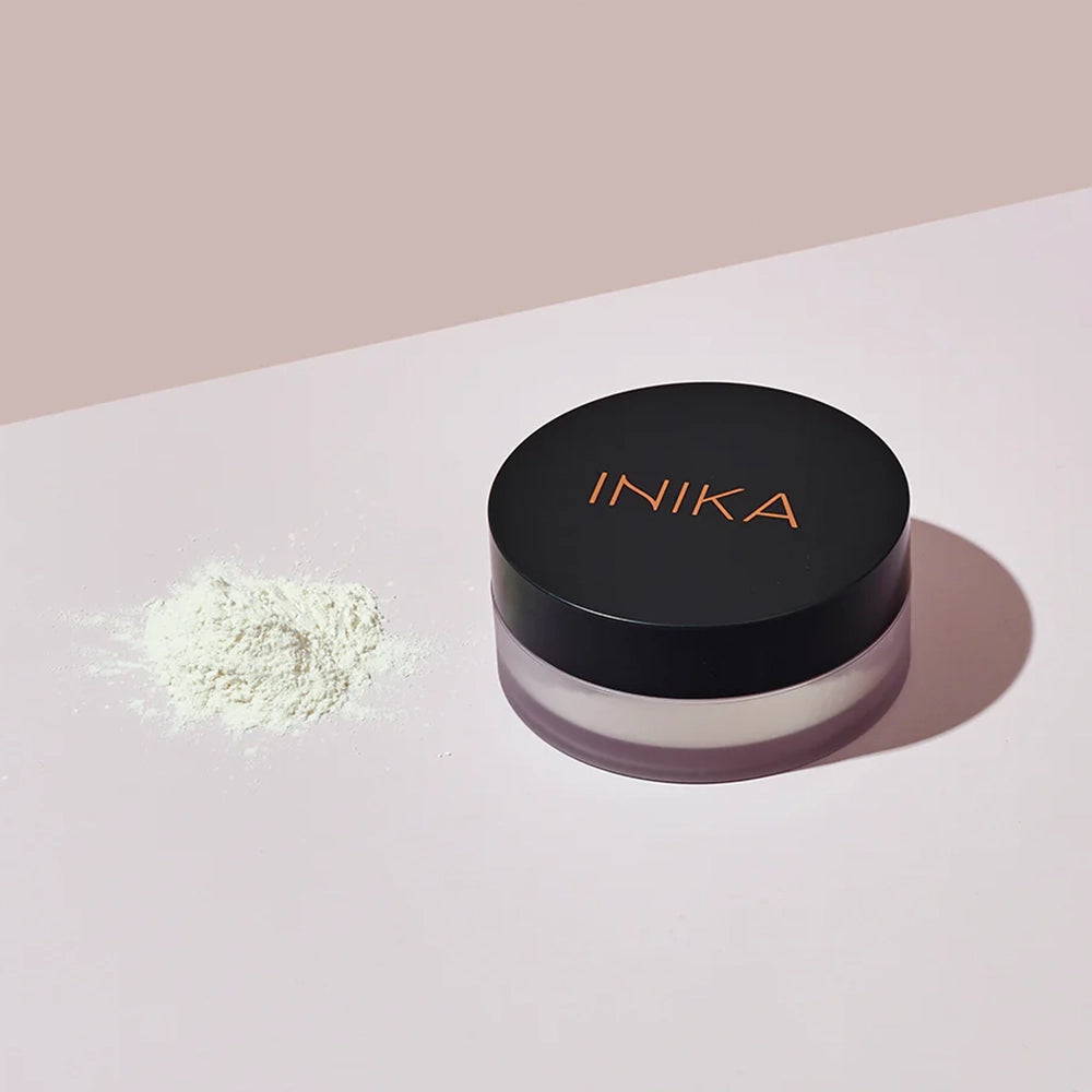 Inika Organic Mineral Setting Powder Mattify is een volledig natuurlijke matterende poeder welke is geformuleerd met superlichtgewicht mineralen om onder of over je foundation te worden gebruikt voor een matte basis. De Vegan Mineral Setting Powder helpt de glans onder controle te houden en poriën te minimaliseren, terwijl het de houdbaarheid van je make-up verlengt. 100% natuurlijk, 100% halal, 100% vegan en dierproefvrij.