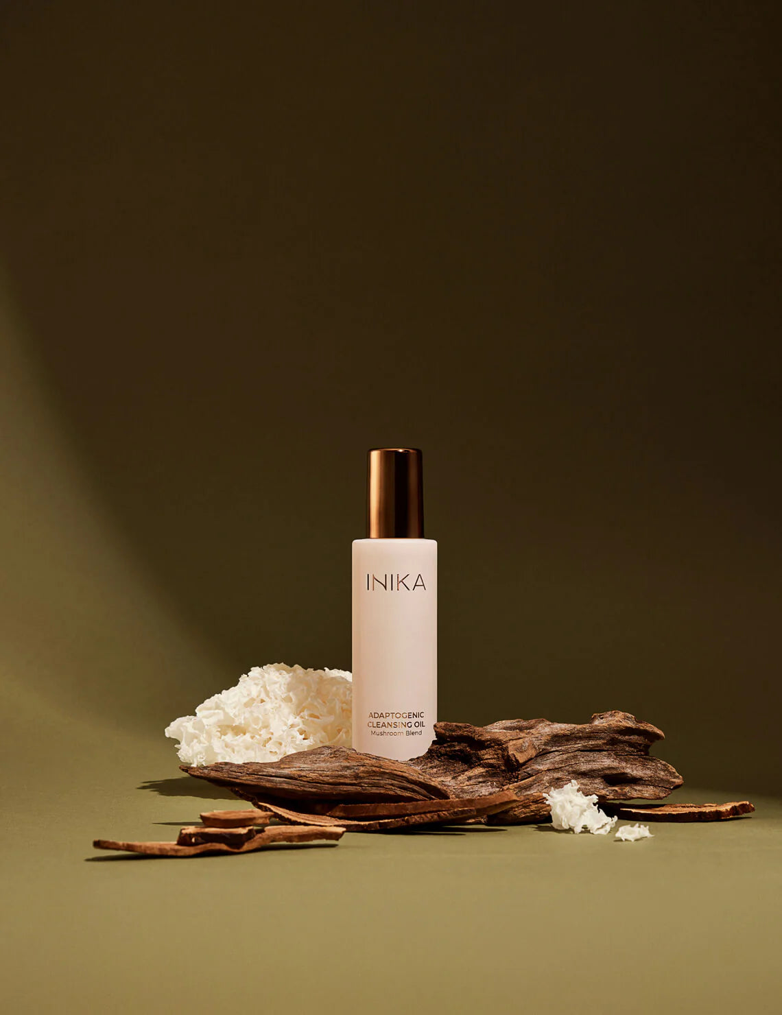 Los onzuiverheden en (waterproof)make-up op met deze zeer effectieve, milde reiniger. De unieke anti-aging mushroommix bevat antioxidanten die roodheid, pigmentatie en fijne lijntjes helpen verminderen en de huid beschermen tegen vrije radicalen. Deze 100% natuurlijke, niet-comedogene (perfect voor de acne gevoelige huid) formule zorgt voor een zachte, heldere en gehydrateerde huid, zonder een olieachtig residu achter te laten.