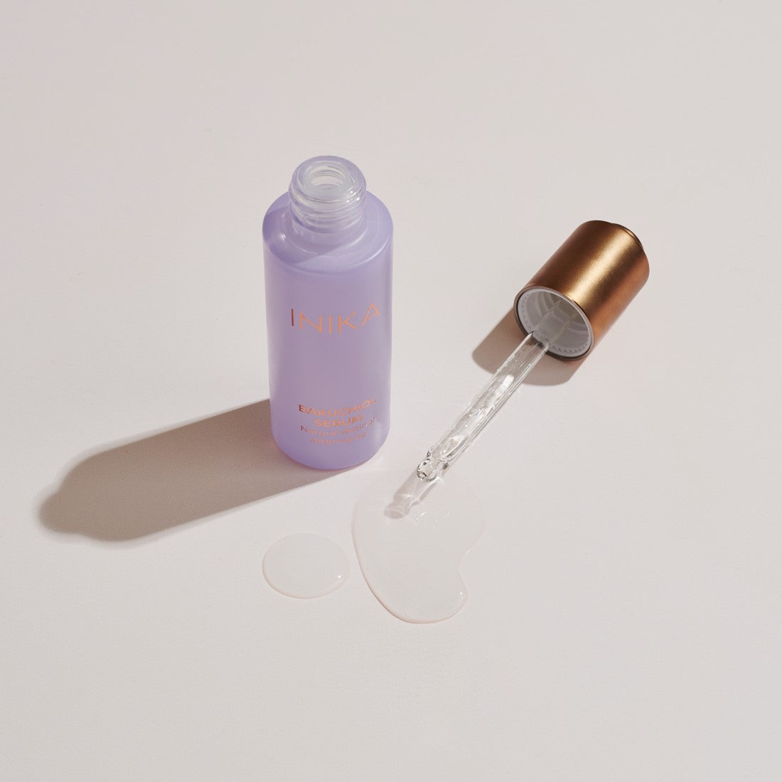 Bakuchiol is een 100% natuurlijk ingrediënt en is klinisch bewezen net zo effectief als retinol voor het tegengaan van veroudering, het beschermen van de huid tegen verdere schade en het verbeteren van probleemhuid. 