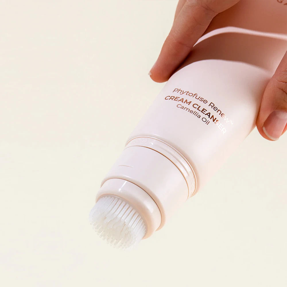 Deze natuurlijke gezichtsreiniger heeft een siliconen borstelkop om de huid diep te reinigen en de bloedsomloop te stimuleren. De zachte borstelharen zorgen ervoor dat de cleanser dieper in het huidoppervlak doordringt en alle onzuiverheden en sporen van make-up grondig reinigt.