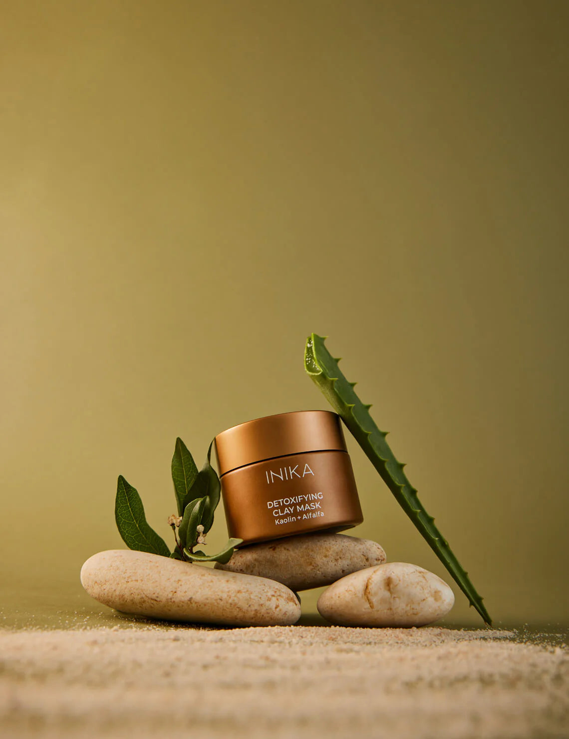 De Detoxifying Clay Mask van Inika is een heerlijk vegan ontgiftend groen kleimasker dat is samengesteld met Alfalfa, Aloë Vera en Jojoba-olie om onzuiverheden en gifstoffen uit de huid te trekken. Ideaal voor een avondje relaxen!