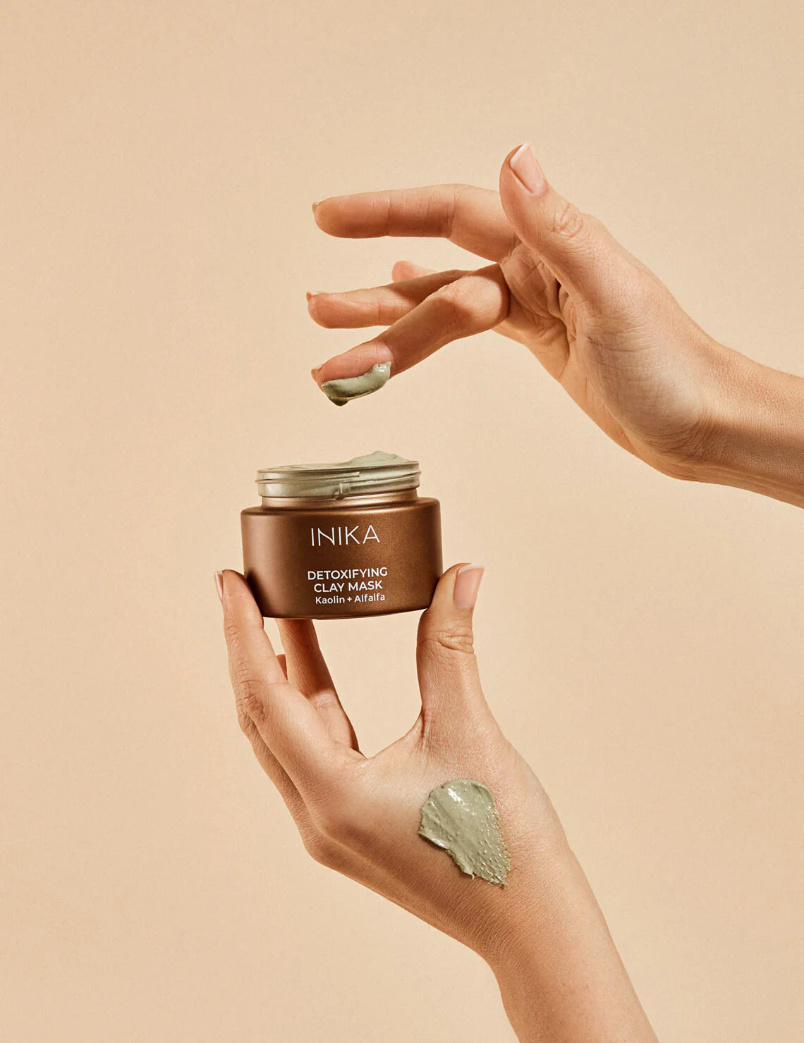De Detoxifying Clay Mask van Inika is een heerlijk vegan ontgiftend groen kleimasker dat is samengesteld met Alfalfa, Aloë Vera en Jojoba-olie om onzuiverheden en gifstoffen uit de huid te trekken. Ideaal voor een avondje relaxen!