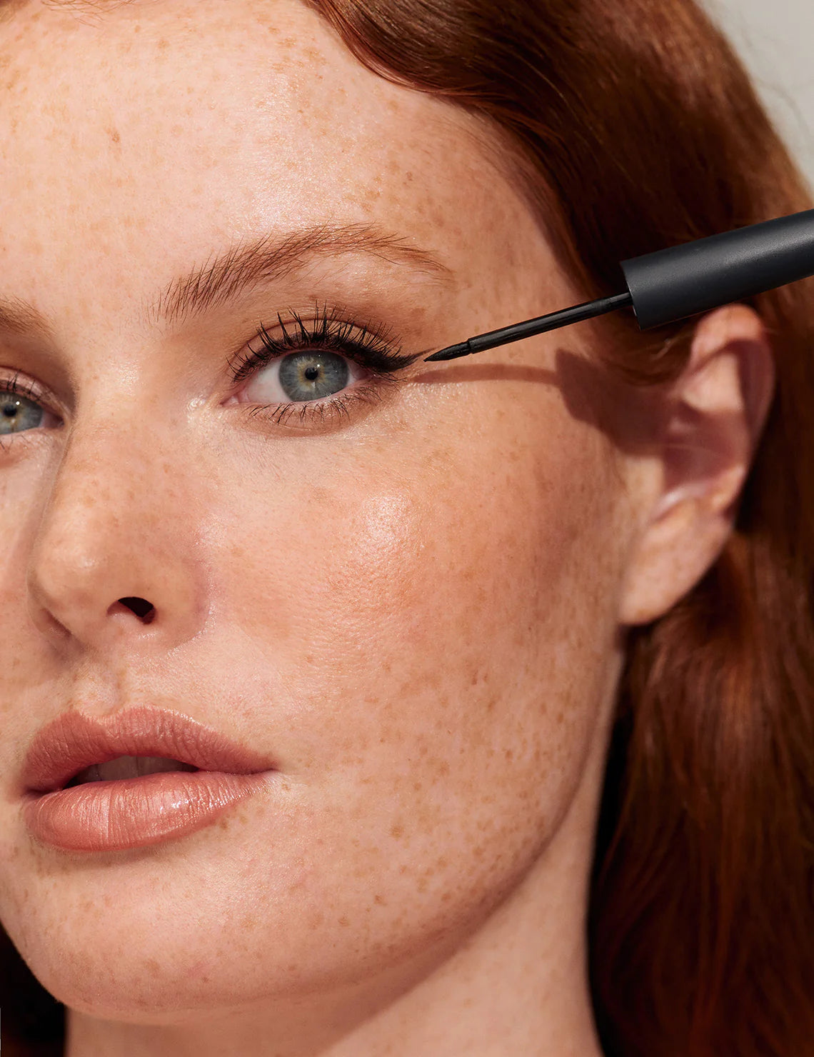 Geef jouw ogen definitie met deze biologische zwarte liquid Eyeliner van INIKA Organic. Rijk aan natuurlijke botanische extracten en pure pigmenten, zorgt deze vegan eyeliner voor sprekende ogen.