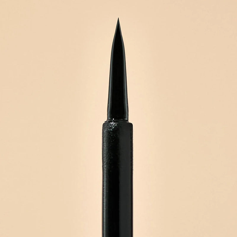 Geef jouw ogen definitie met deze biologische zwarte liquid Eyeliner van INIKA Organic. Rijk aan natuurlijke botanische extracten en pure pigmenten, zorgt deze vegan eyeliner voor sprekende ogen.