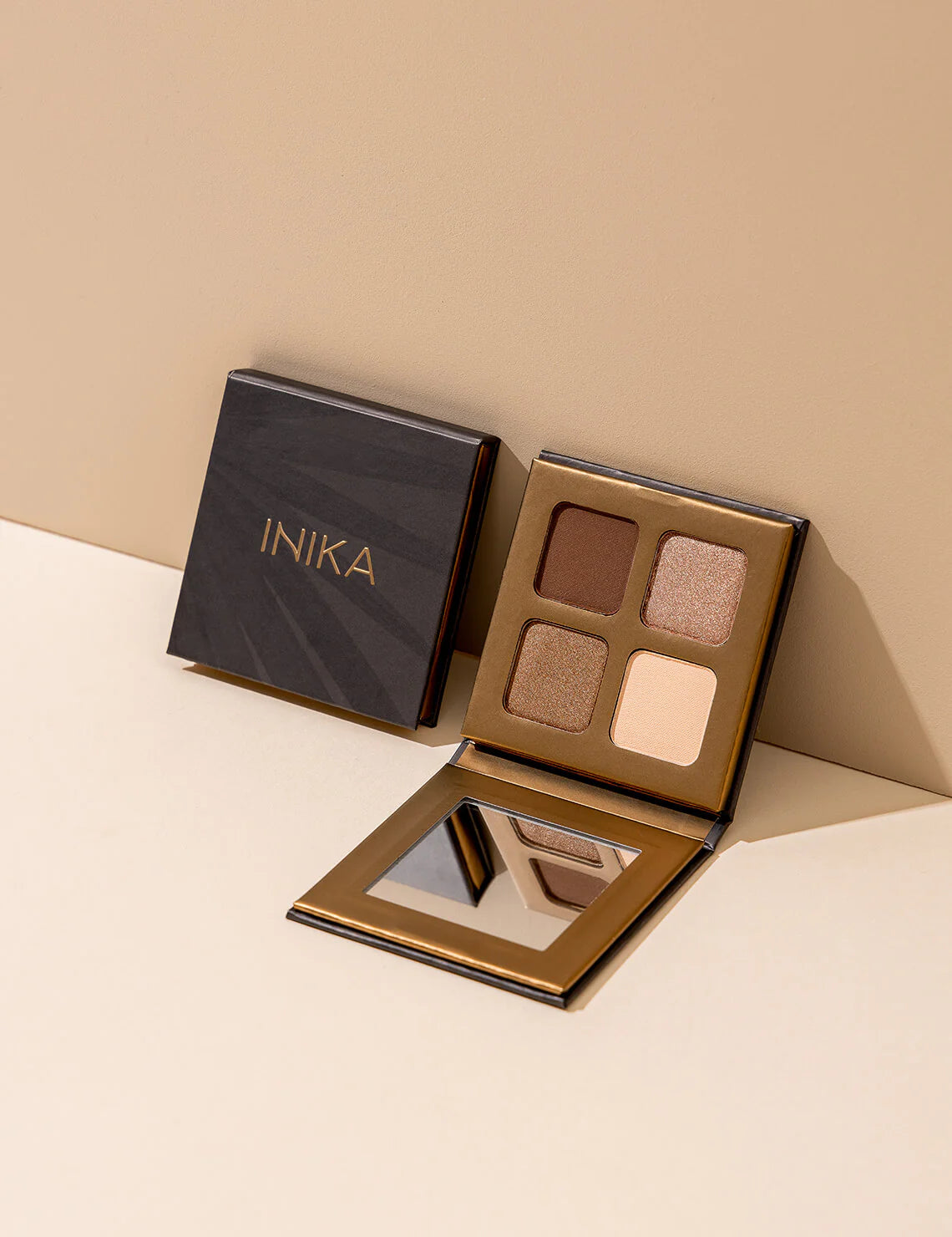 Dit fantastische Eyeshadow Quad van Inika Organic is ontzettend veelzijdig. Ga je voor een neutrale look of wil je juist een mooie smokey eye met een sparkle? Inika biedt het beste van twee werelden en combineert de rijke kleur van pure minerale pigmenten die prachtig te blenden zijn. En dit geheel Vegan en Dierproefvrij!