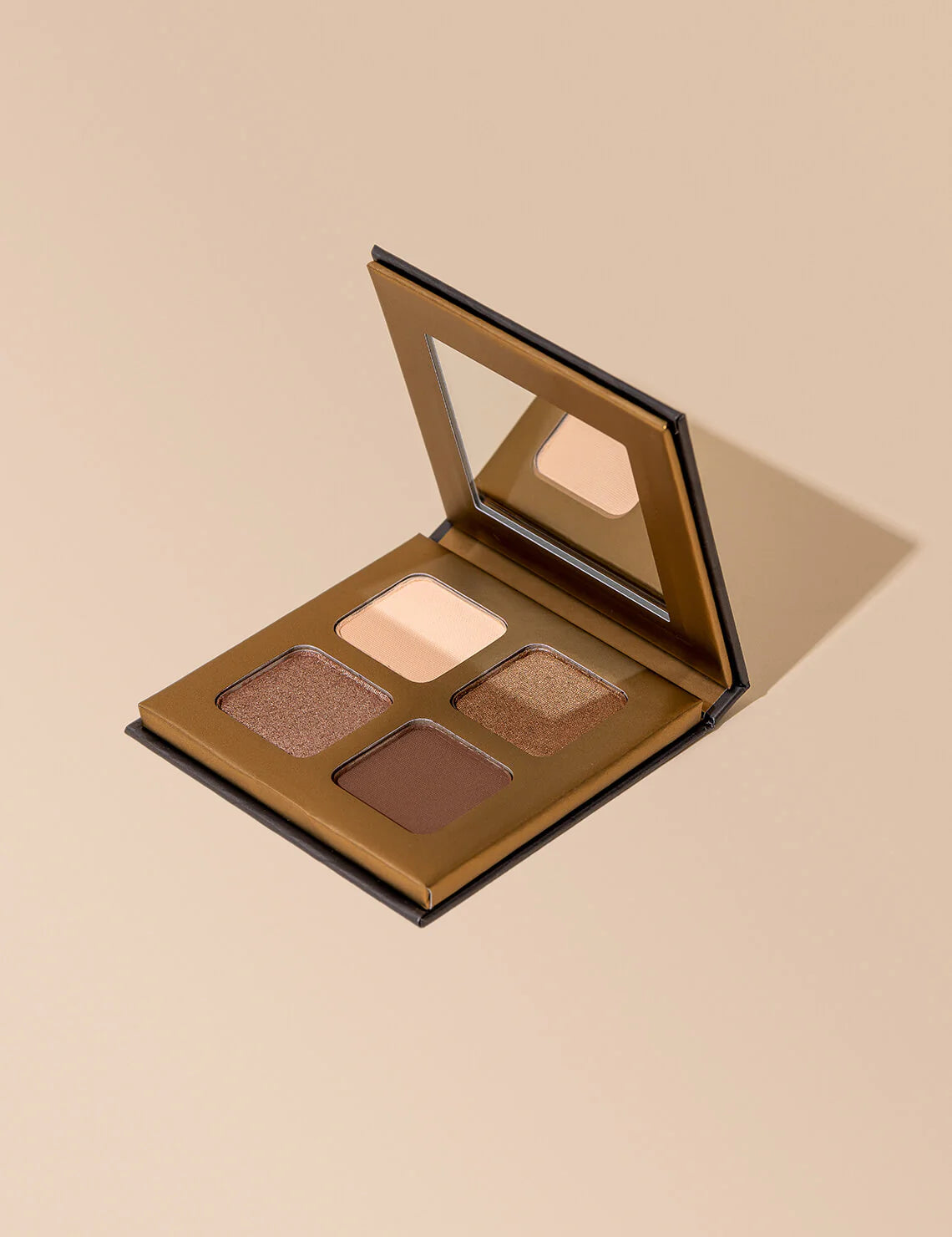 Dit fantastische Eyeshadow Quad van Inika Organic is ontzettend veelzijdig. Ga je voor een neutrale look of wil je juist een mooie smokey eye met een sparkle? Inika biedt het beste van twee werelden en combineert de rijke kleur van pure minerale pigmenten die prachtig te blenden zijn. En dit geheel Vegan en Dierproefvrij!