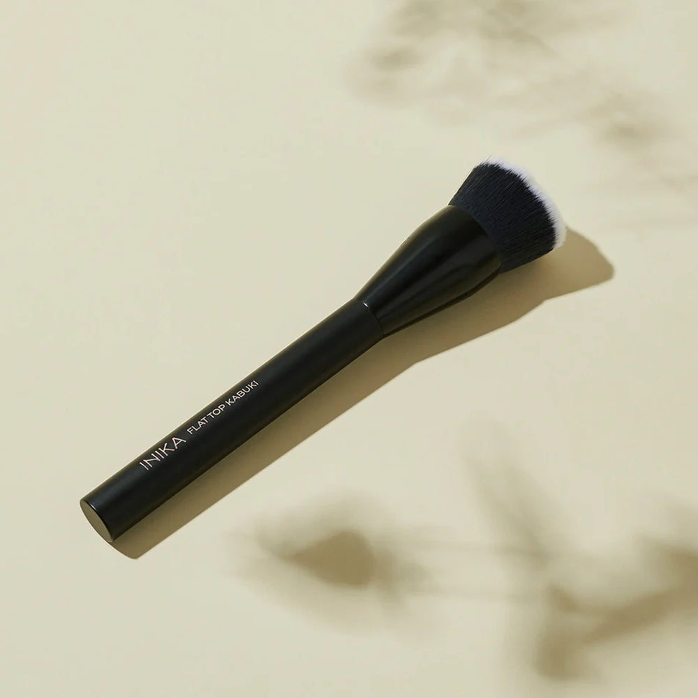 INIKA Flat Top Kabuki Brush vegan make-upkwast voor vloeibare foundation en poederfoundation.