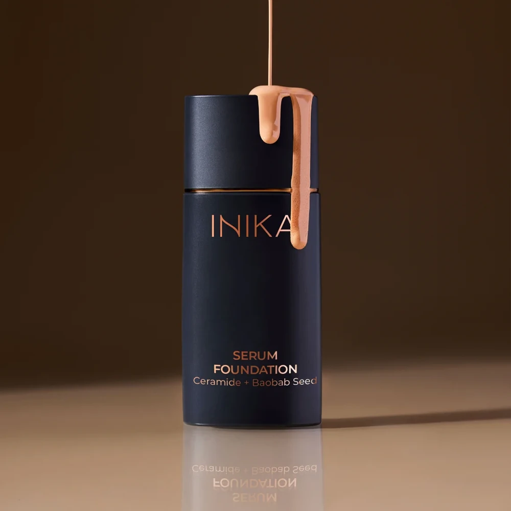 Deze lichte, langhoudende vegan foundation met een satijnen finish, blend als een tweede huid.
