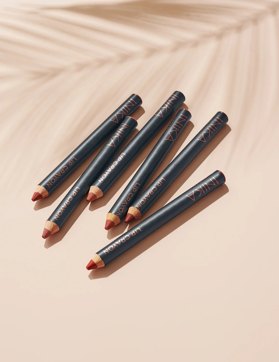 INIKA's Award winnende Crayon lipsticks hebben een zachte romige textuur met een satijnen finish en zorgt voor een prachtige volle kleur op de lippen. Deze mooie lipsticks in potloodvorm zijn verrijkt met biologische kokosolie en vitamine E voor langdurig zachte en verzorgde lippen. De satijnzachte finish is te danken aan de non-comedogene, biologische Carnaubawas, die je lippen een zachte, net-niet-matte, natuurlijke finish geven.