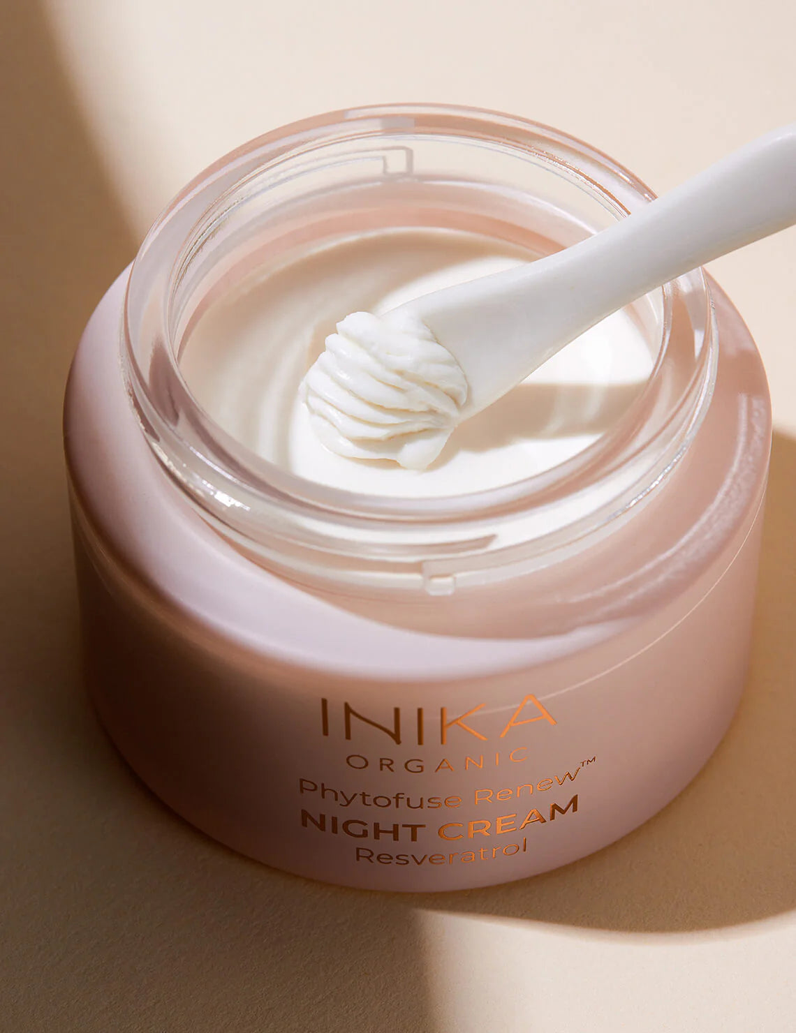 NIKA's anti-aging nachtcrème voedt en kalmeert de huid tijdens de nacht en bevordert de huidcelvernieuwing tijdens je slaap.