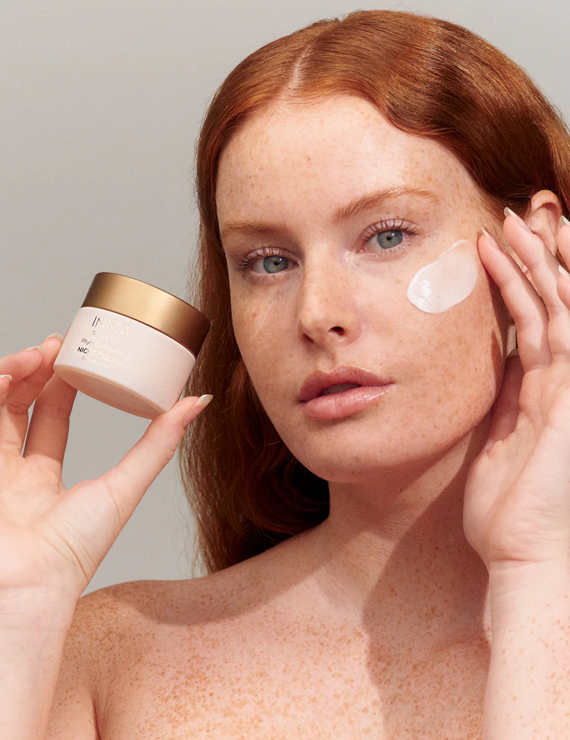 Inika organic Nachtcreme: De natuurlijke, biologische en lichtgewicht nachtcrème bevat ontstekingsremmende en genezende eigenschappen en vermindert fijne lijntjes.