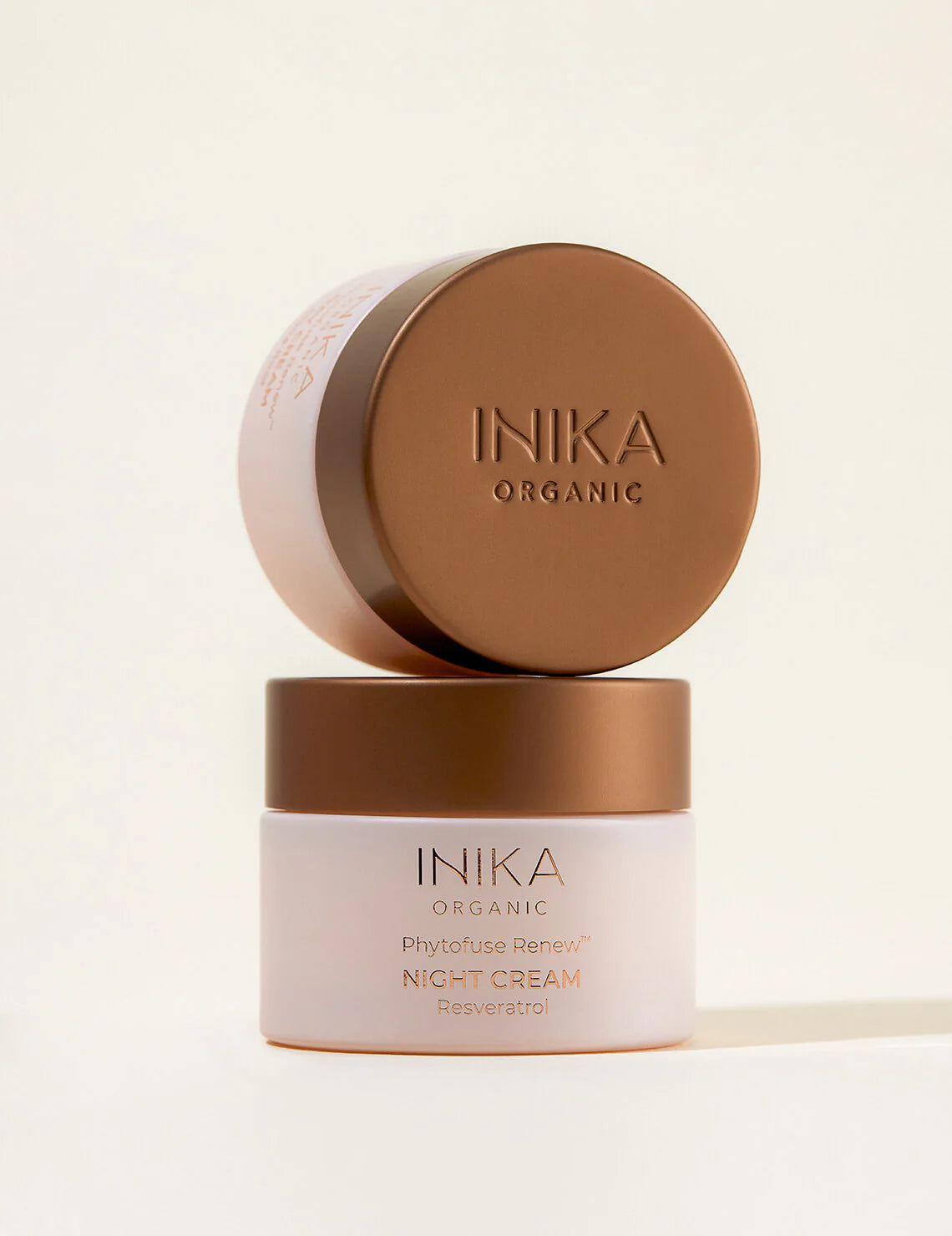 De natuurlijke, biologische en lichtgewicht nachtcrème bevat ontstekingsremmende en genezende eigenschappen en vermindert fijne lijntjes. 