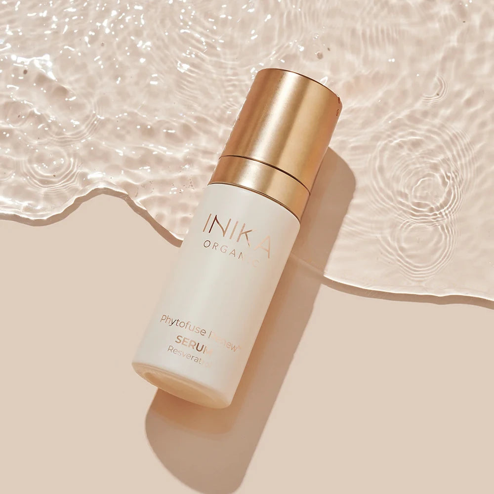 INIKA Phytofuse Renew - Resveratrol Serum is een unieke formule die 100% biologische, natuurlijke ingrediënten bevat die samenwerken om de huid te versterken, verhelderen en te herstellen. Dit krachtige geconcentreerde gezichtsserum bevat 14 botanische oliën die de hele dag de huid intens voeden en beschermen. 