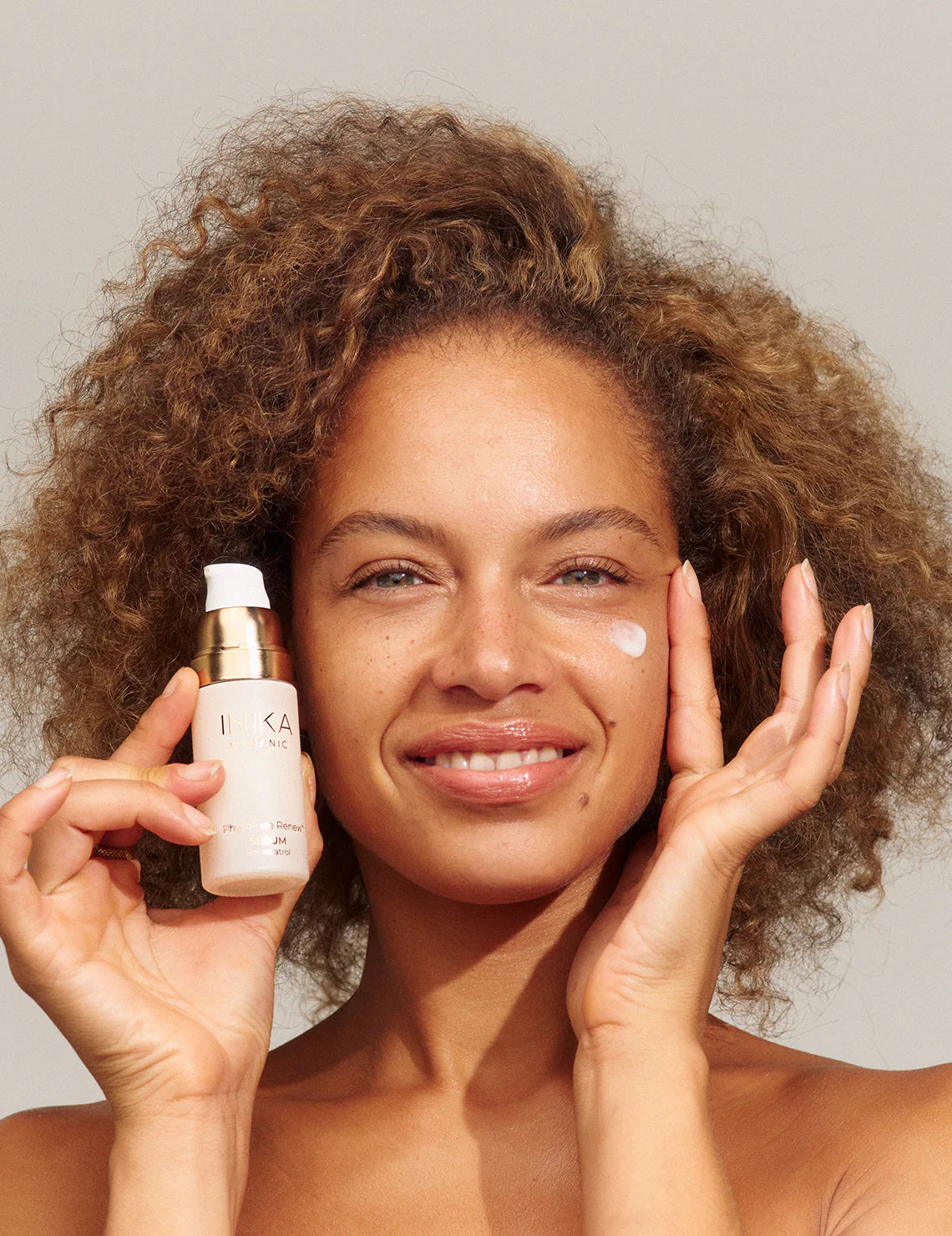 Inika Organic Phytofuse serum kan je op zichzelf gebruiken maar kan je ook toevoegen aan je huidige huidverzorgingsroutine door het onder de (dag/nacht)crème toe te passen om je routine naar een hoger niveau te tillen. 