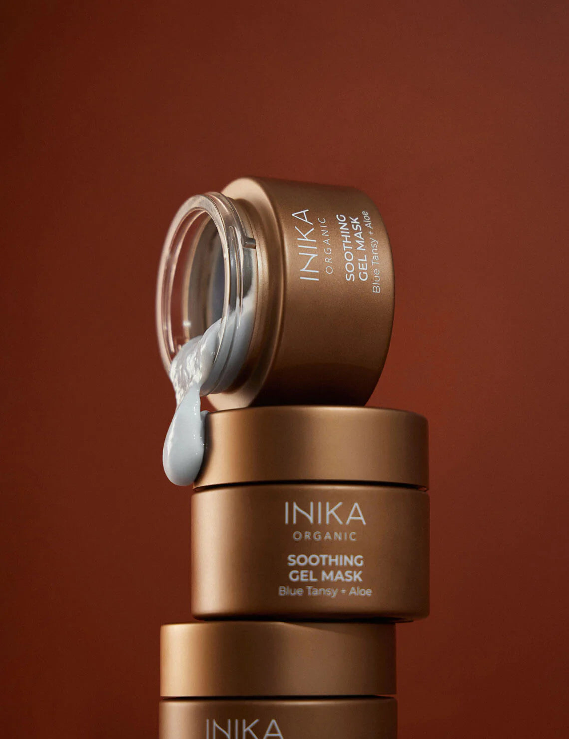 INIKA Organic Soothing Gel Mask is een luxe en verkoelend gelmasker dat je huid onmiddellijk kalmeert. De ontstekingsremmende eigenschappen van Aloë Vera in combinatie met Blue Tansy Oil verzachten en verminderen roodheid en irritatie en helpen de beschadigde huid te herstellen. Deze intens voedende botanische formule helpt de huid te beschermen tegen vrije radicalen en herstelt tegelijkertijd de natuurlijke hydratatie, glans en gladheid van je huid.