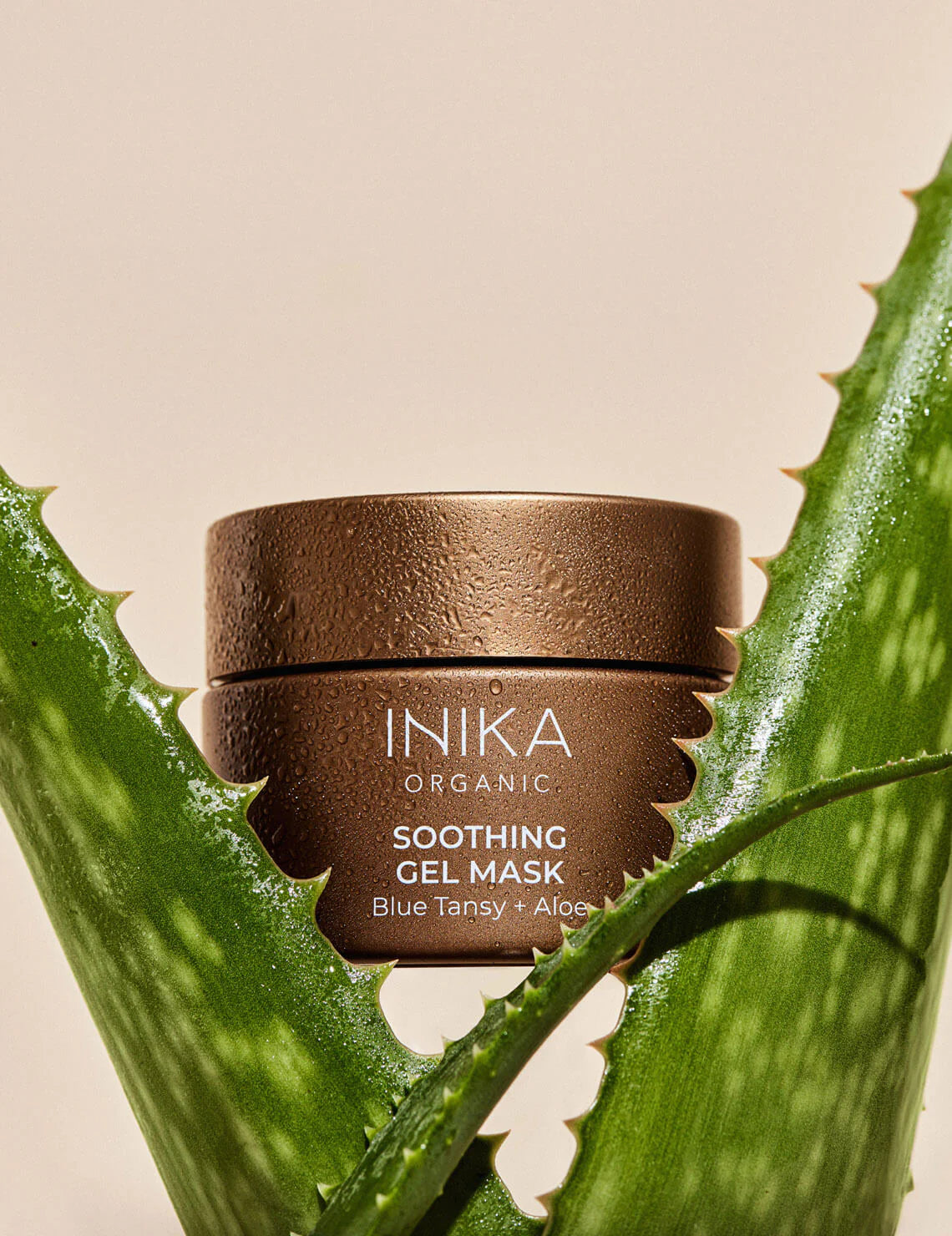 INIKA Organic Soothing Gel Mask is een luxe en verkoelend gelmasker dat je huid onmiddellijk kalmeert. De ontstekingsremmende eigenschappen van Aloë Vera in combinatie met Blue Tansy Oil verzachten en verminderen roodheid en irritatie en helpen de beschadigde huid te herstellen. Deze intens voedende botanische formule helpt de huid te beschermen tegen vrije radicalen en herstelt tegelijkertijd de natuurlijke hydratatie, glans en gladheid van je huid.