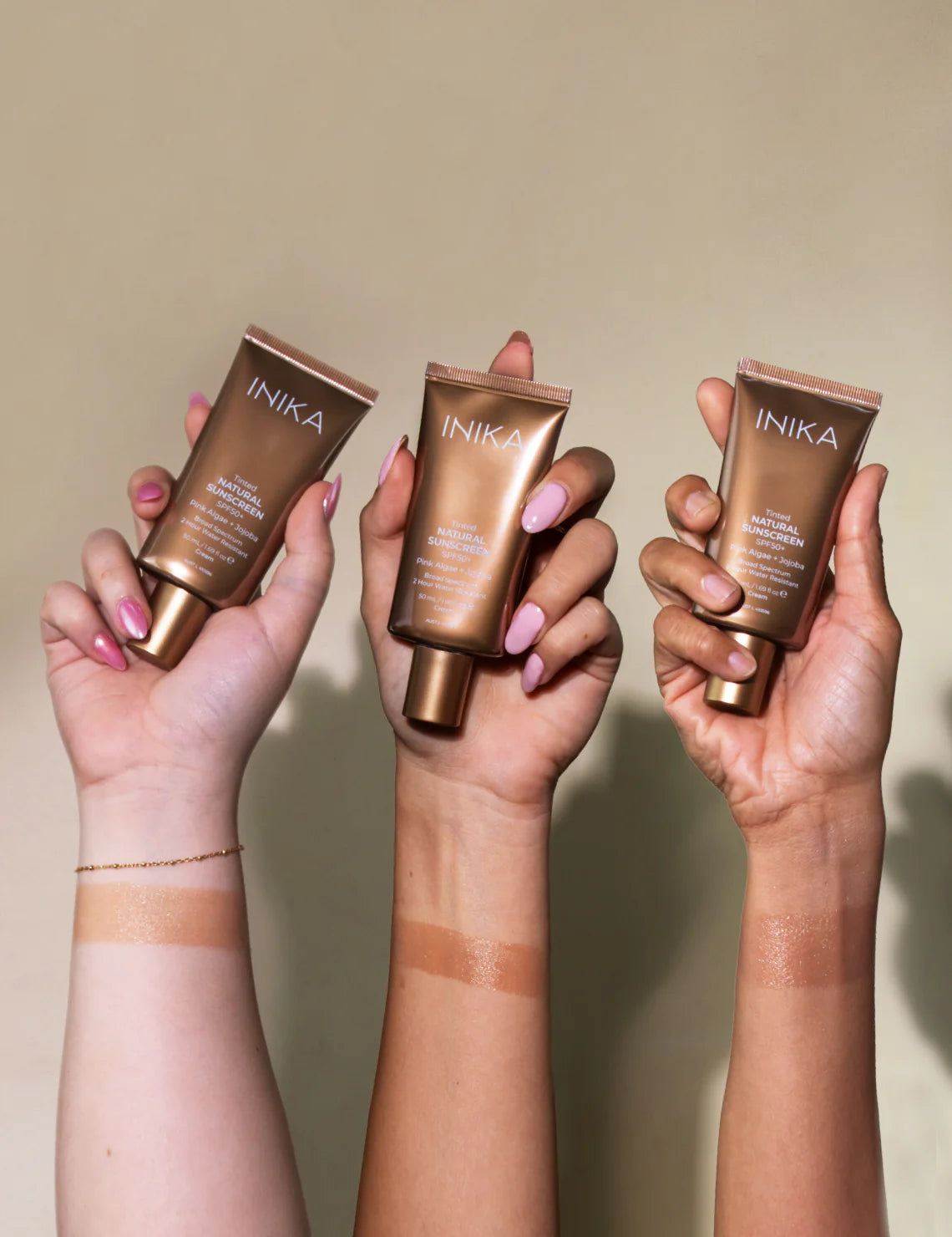 Ontdek de ultieme vegan en dierproefvrije zonbescherming van Inika Organic met factor 50+! Deze zonnecrème biedt niet alleen krachtige bescherming tegen schadelijke UVA- en UVB-stralen met minerale filters, maar geeft je huid ook een stralende sun-kissed glow dankzij de subtiele tint. Geniet van een egale huidskleur terwijl je vroegtijdige huidveroudering en zonneschade tegengaat.