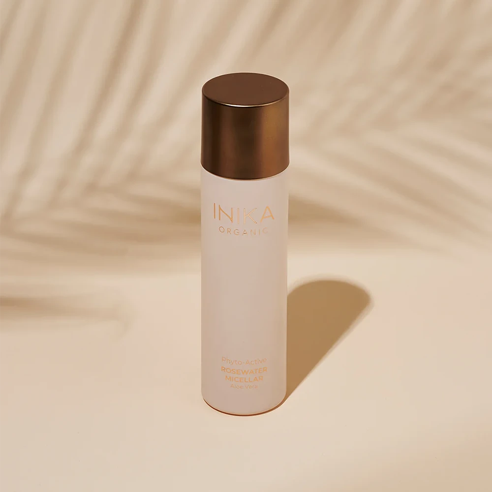 Het micellair rozenwater van INIKA is 100% natuurlijk, biologisch en veganistisch, en is bovendien dierproefvrij en halal gecertificeerd. Het verwijdert make-up en onzuiverheden zonder irritaties, zorgt voor onmiddellijke hydratatie die uren aanhoudt en helpt de huid te herstellen van beschadiging. Daarnaast vermindert het rimpels en fijne lijntjes dankzij een samengestelde mix van natuurlijke plantaardige extracten. 
