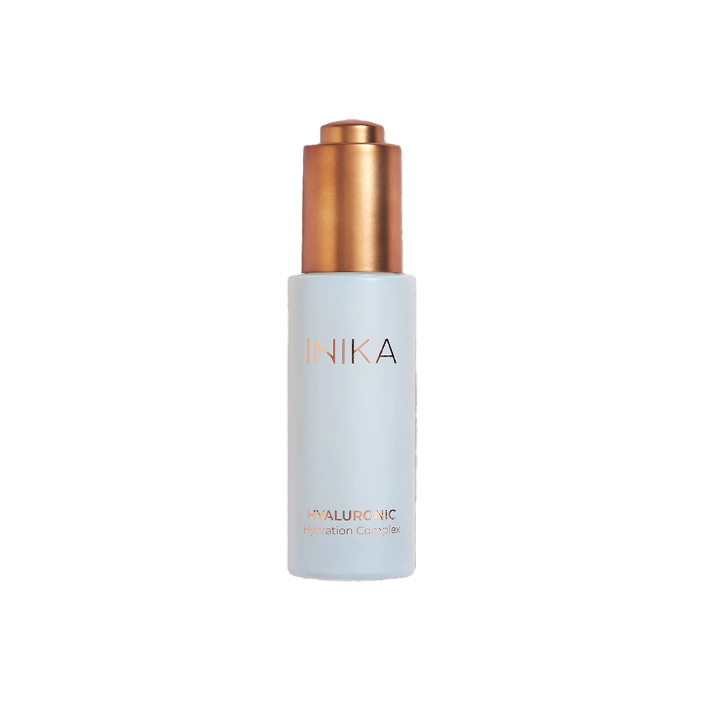 INIKA's Hyalorunic Complex Serum hydrateert diep, minimaliseert fijne lijntjes en helpt de huid gehydrateerd en plump te houden.