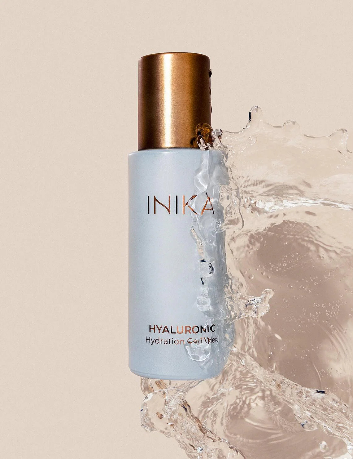 Het INIKA Hyaluronic Hydration Complex Serum bevat 2% actieve ingrediënten, omdat meer dan 2% actieve hyaluron een plakkerige textuur kan geven. 