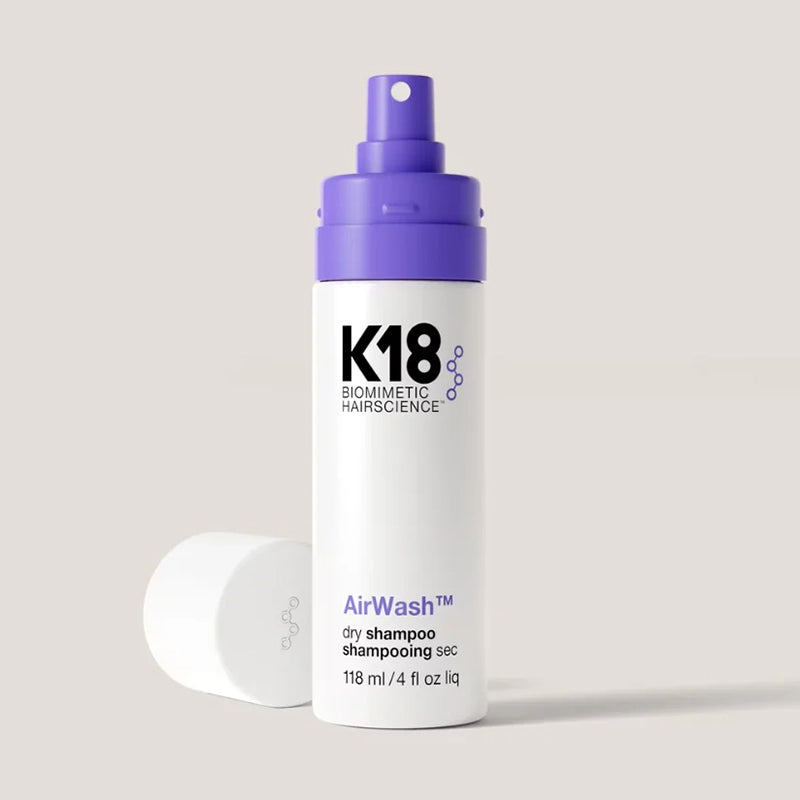 Maak kennis met de revolutionaire K18 AirWash™ Dry Shampoo, ontwikkeld met een microdose gepatenteerde K18Peptide™ en een innovatieve skincare-benadering. Deze droogshampoo absorbeert direct overtollige olie en geurtjes zonder een witte waas of poederige build-up achter te laten. Vegan en dierproefvrij.