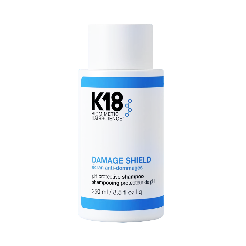 De K18 Damage Shield pH Protective Shampoo is geen gewone shampoo – het is een geavanceerde, sulfaatvrije formule die mild reinigt terwijl het de natuurlijke pH van de hoofdhuid en het haar in balans houdt. Vegan en dierproefvrij.