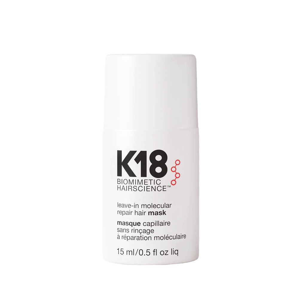 Het K18 Leave-In Molecular Repair Hair Mask is een innovatieve, leave-in treatment die het haar van binnenuit herstelt – niet alleen aan de oppervlakte. Dankzij de gepatenteerde K18Peptide™ dringt het masker diep door tot in de kern van het haar, waar het gebroken keratineketens herstelt. Vegan en dierproefvrij.
