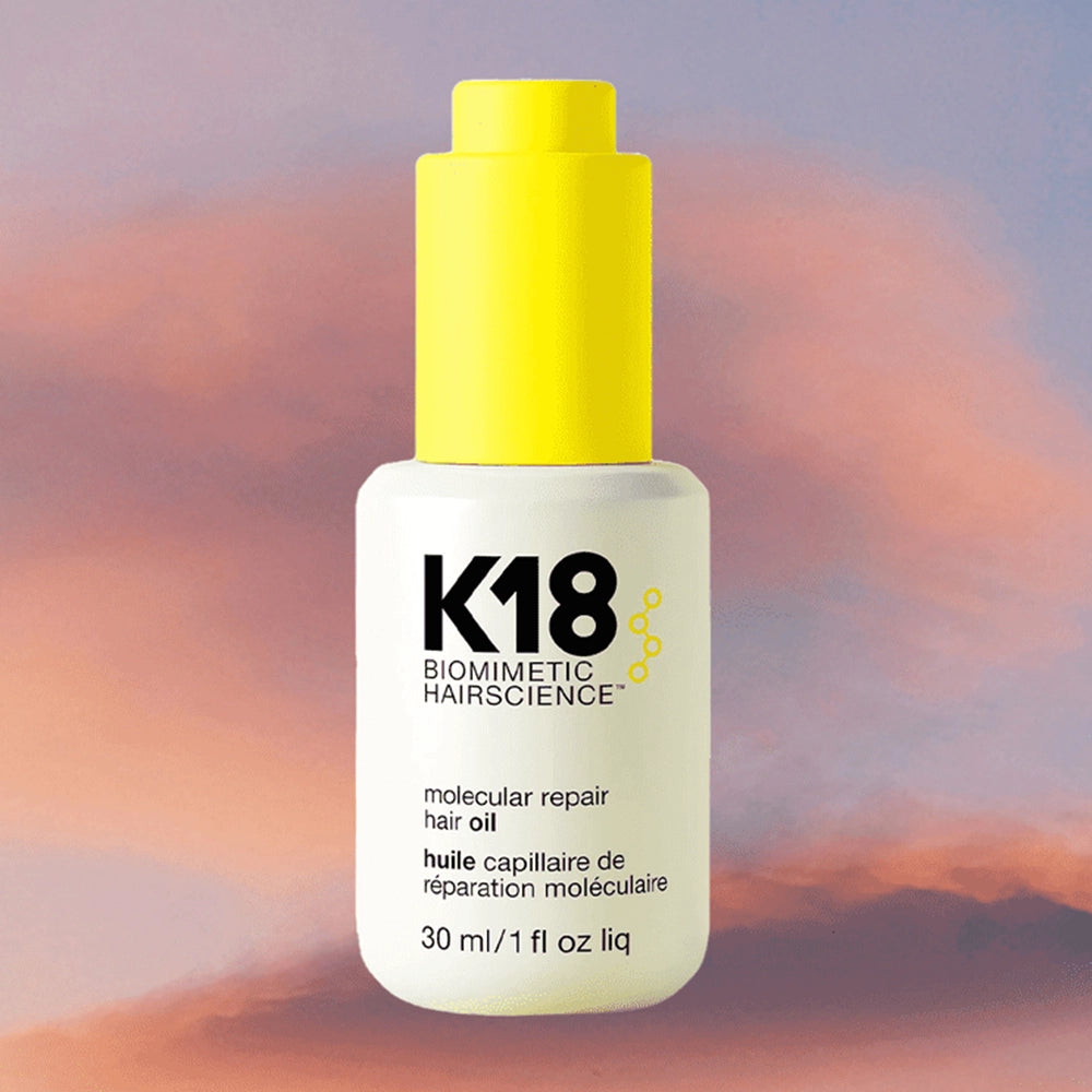 De K18 Molecular Repair Hair Oil is geen gewone haarolie. Deze geavanceerde, gewichtloze olie combineert plantaardige oliën met de gepatenteerde K18Peptide™, speciaal ontwikkeld om het haar van binnenuit te herstellen. Het resultaat? Gezond, sterk, pluisvrij en stralend haar – zonder vettigheid of residu. Vegan en dierproefvrij.