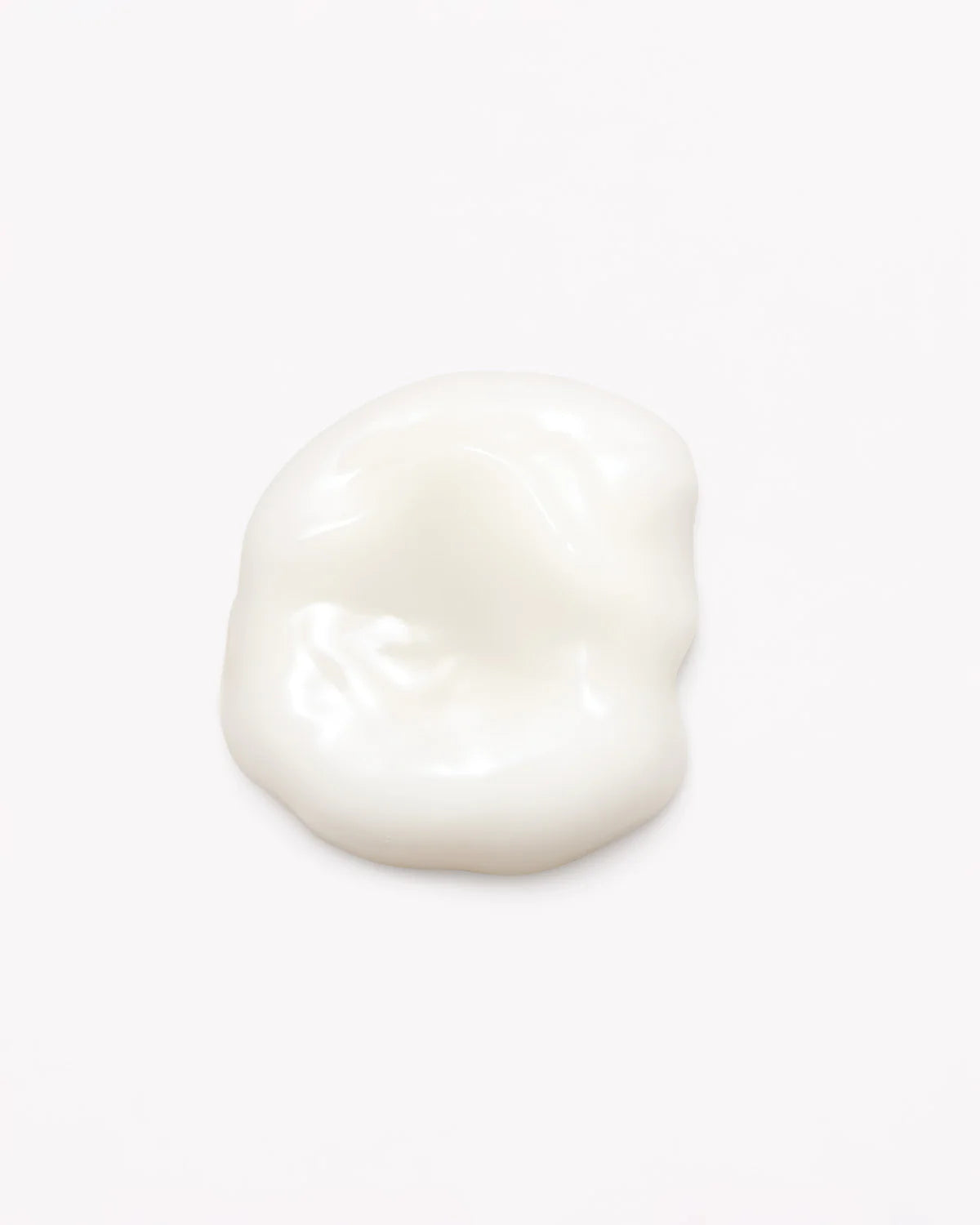 Ben je op zoek naar de allerbeste producten om jouw krullen te laten stralen? Maak kennis met het nieuwste product uit de Coils & Curls lijn: de Maria Nila Luscious Curl Definer. Deze krulversterkende crème is speciaal ontworpen om jouw krullen optimaal te laten shinen. Met zijn heerlijke fruitig-bloemige geur en medium hold brengt deze hydraterende lotion moeiteloos jouw krullen tot leven.