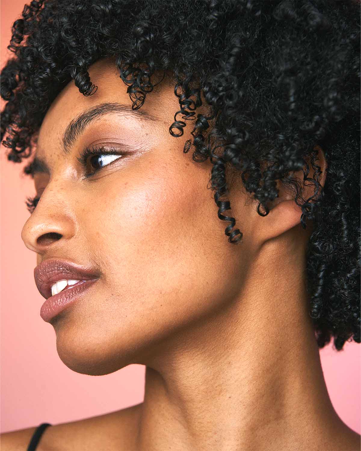 Ben je op zoek naar de allerbeste producten om jouw krullen te laten stralen? Maak kennis met het nieuwste product uit de Coils & Curls lijn: de Maria Nila Luscious Curl Definer. Deze krulversterkende crème is speciaal ontworpen om jouw krullen optimaal te laten shinen. Met zijn heerlijke fruitig-bloemige geur en medium hold brengt deze hydraterende lotion moeiteloos jouw krullen tot leven.