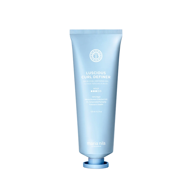 Ben je op zoek naar de allerbeste producten om jouw krullen te laten stralen? Maak kennis met het nieuwste product uit de Coils & Curls lijn: de Maria Nila Luscious Curl Definer. Deze krulversterkende crème is speciaal ontworpen om jouw krullen optimaal te laten shinen. Met zijn heerlijke fruitig-bloemige geur en medium hold brengt deze hydraterende lotion moeiteloos jouw krullen tot leven.