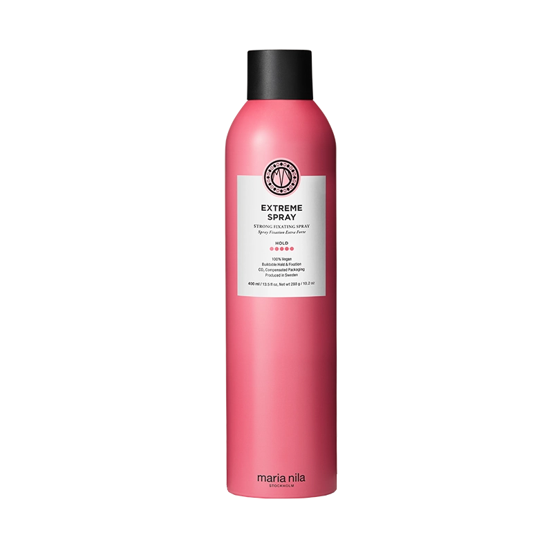 Maria Nila Extreme Spray is een lichte spray met sterke hold. Spray na het stylen op je haar als finishing touch om je haar lang in model te houden. Extreme Spray is moeilijk uit te borstelen en is perfect voor opsteekkapsels en het touperen van kapsels die een langdurige fixatie nodig hebben. Vergeleken met de Styling Spray en Finishing Spray heeft de Extreme Spray de sterkste hold.