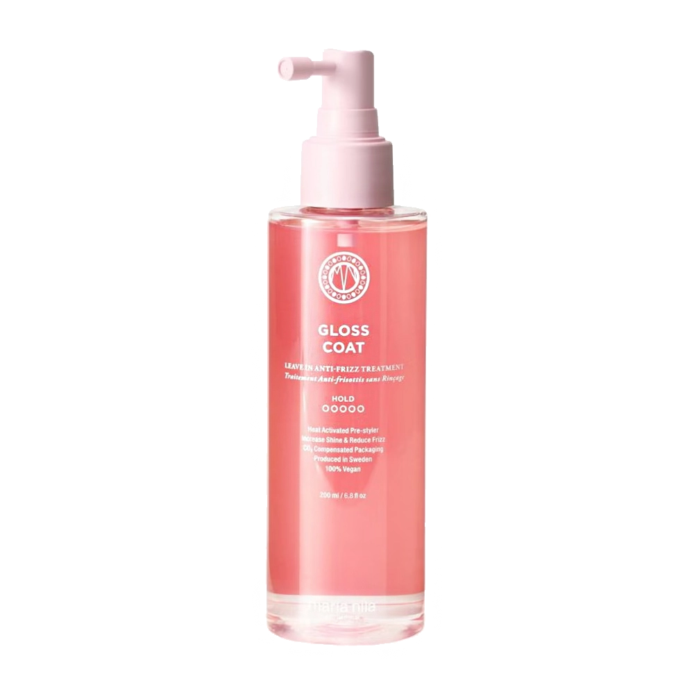 Ontdek de Maria Nila Gloss Coat, een vegan en dierproefvrije smoothing treatment die je haar direct een zijdezachte glans geeft. Deze innovatieve spray wordt geactiveerd door warmte en vormt een vochtafstotende, beschermende coating die het haar tot wel 4 dagen pluisvrij houdt. Ideaal voor wie droomt van glad, glanzend en gezond ogend haar – zónder het te verzwaren.