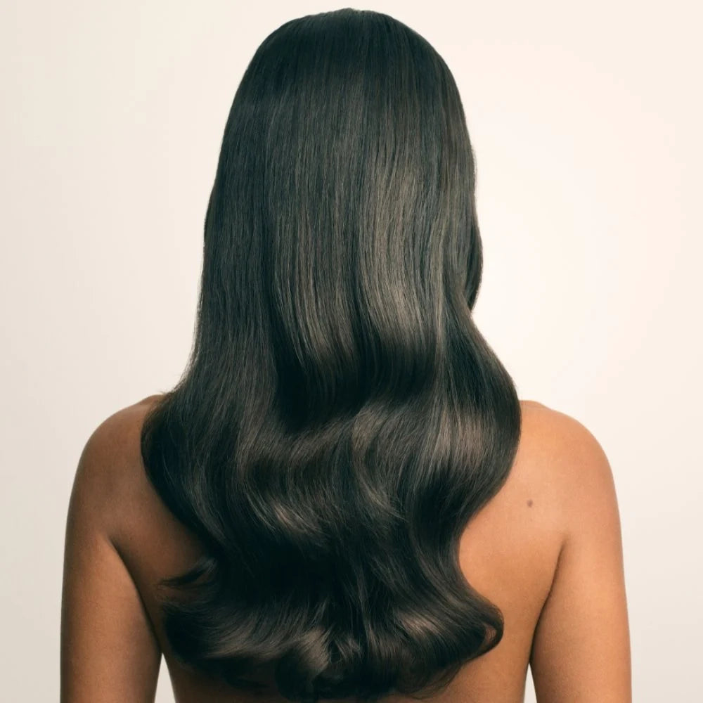 Ontdek de Maria Nila Gloss Coat, een vegan en dierproefvrije smoothing treatment die je haar direct een zijdezachte glans geeft. Deze innovatieve spray wordt geactiveerd door warmte en vormt een vochtafstotende, beschermende coating die het haar tot wel 4 dagen pluisvrij houdt. Ideaal voor wie droomt van glad, glanzend en gezond ogend haar – zónder het te verzwaren.