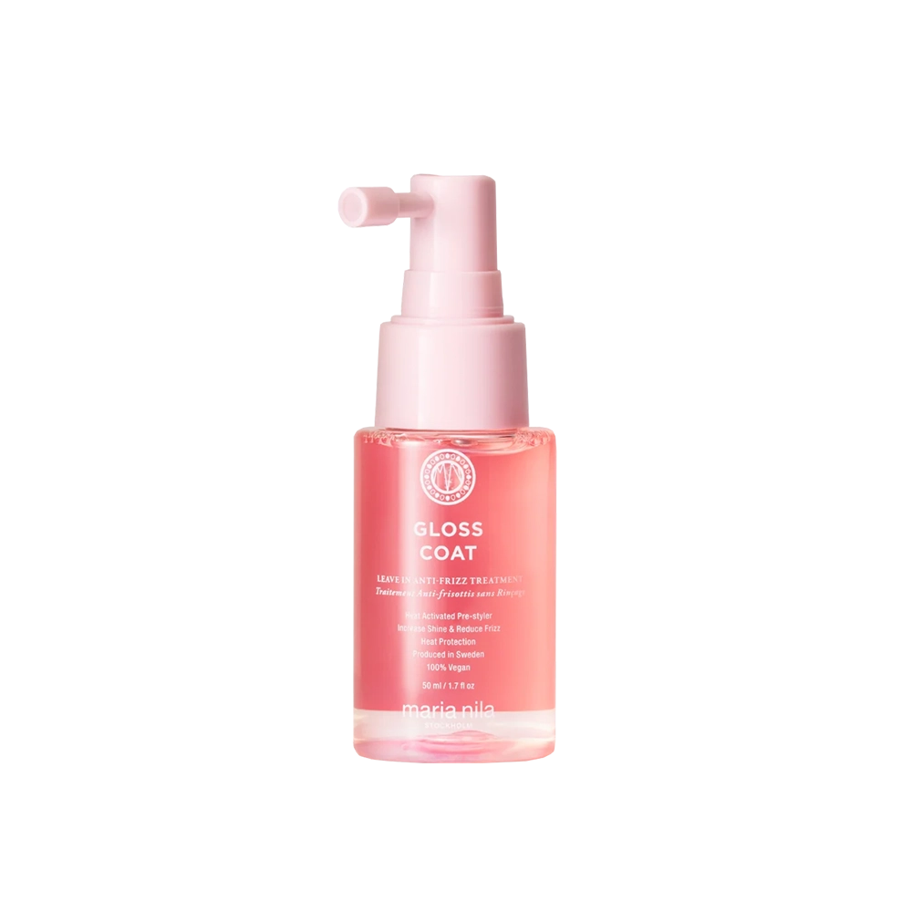 Ontdek de Maria Nila Gloss Coat, een vegan en dierproefvrije smoothing treatment die je haar direct een zijdezachte glans geeft. Deze innovatieve spray wordt geactiveerd door warmte en vormt een vochtafstotende, beschermende coating die het haar tot wel 4 dagen pluisvrij houdt. Ideaal voor wie droomt van glad, glanzend en gezond ogend haar – zónder het te verzwaren.