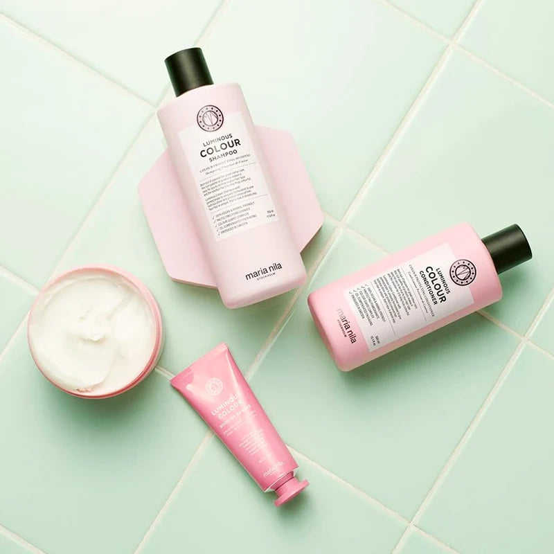 Maria Nila Luminous Colour Masque is een geweldig vegan haarmasker speciaal voor gekleurd haar die het haar hydrateert en voedt, met een zijdezacht resultaat. Dit product bevat granaatappel extract om de mooie kleuren te behouden en intens te voeden.